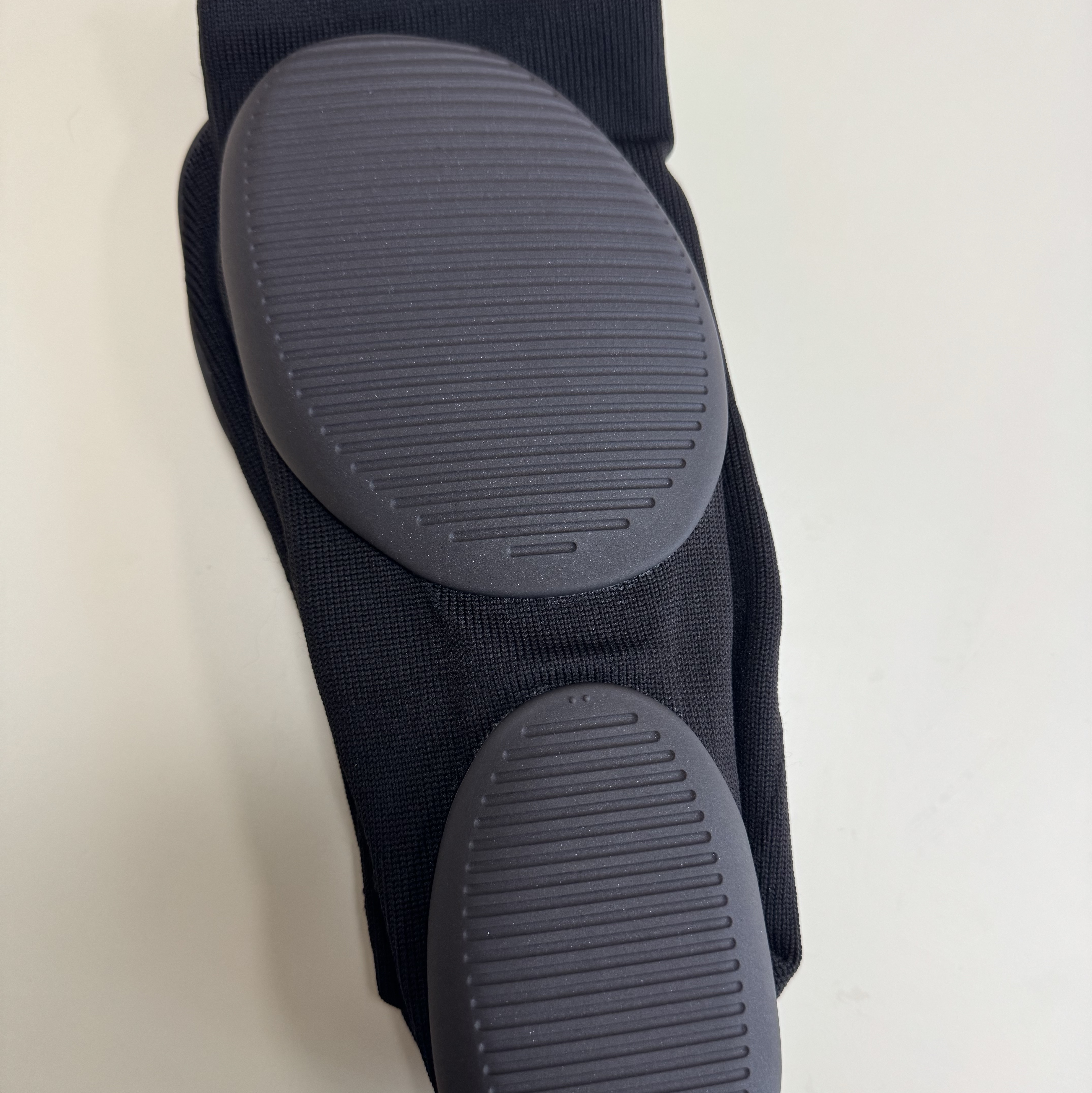 Yeezy YZY Pods Black 착용 스타일