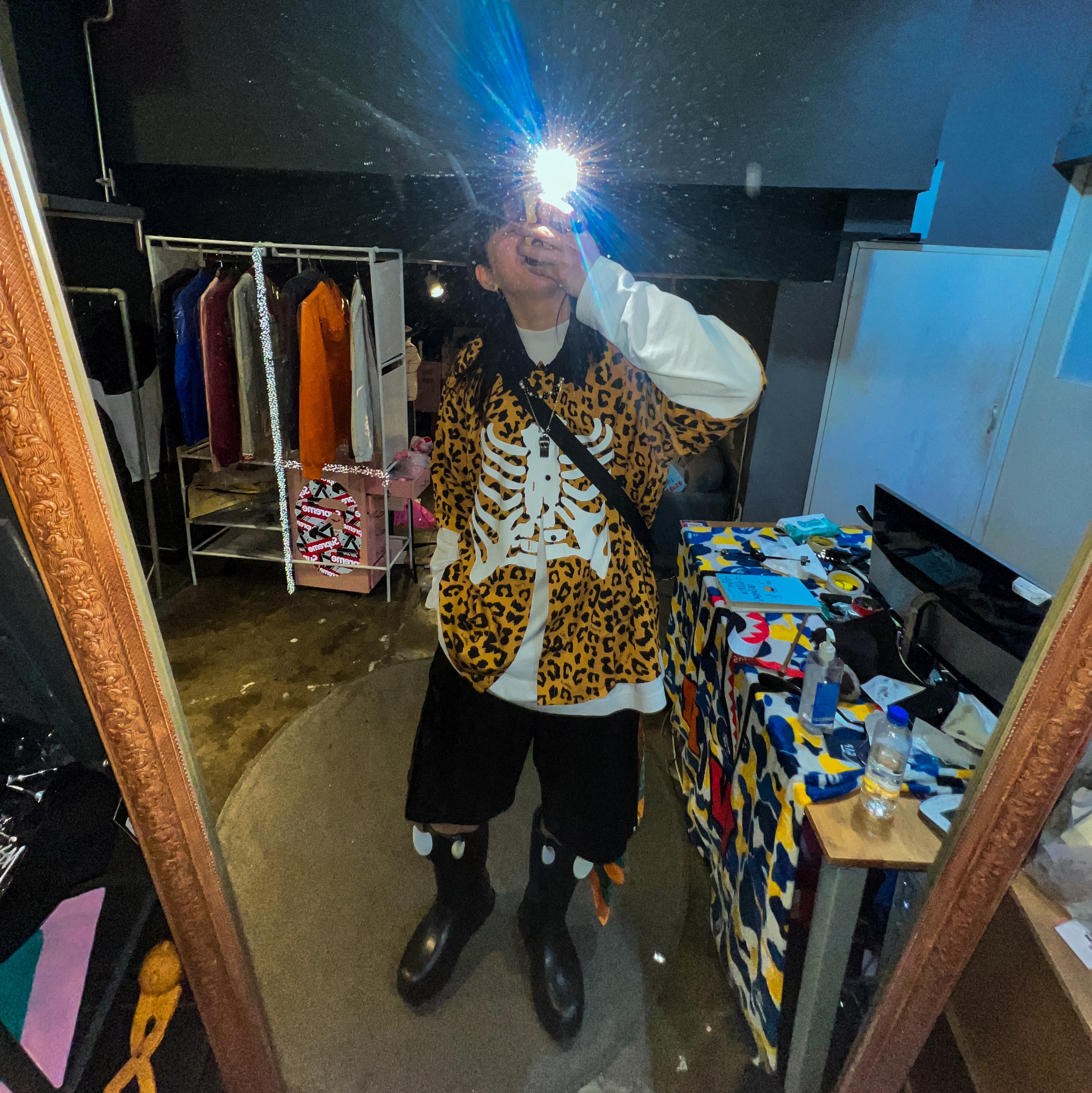 Fila x Thug Club Dragon Boots Black, Vans x Mark SBTG Skelleton Short Sleeve Shirt Brown 착용 스타일 - 1