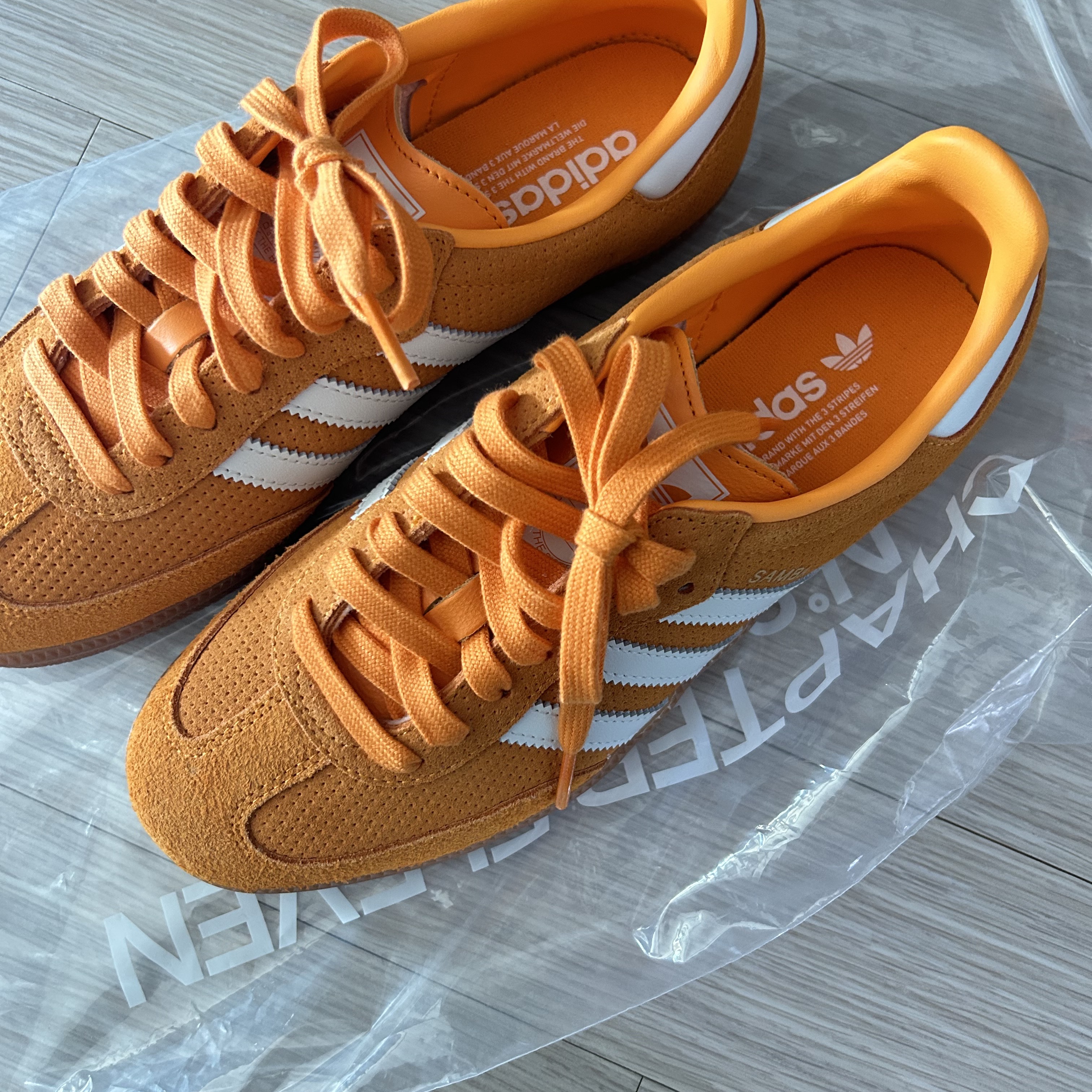 Adidas Samba OG Orange Rush 착용 스타일
