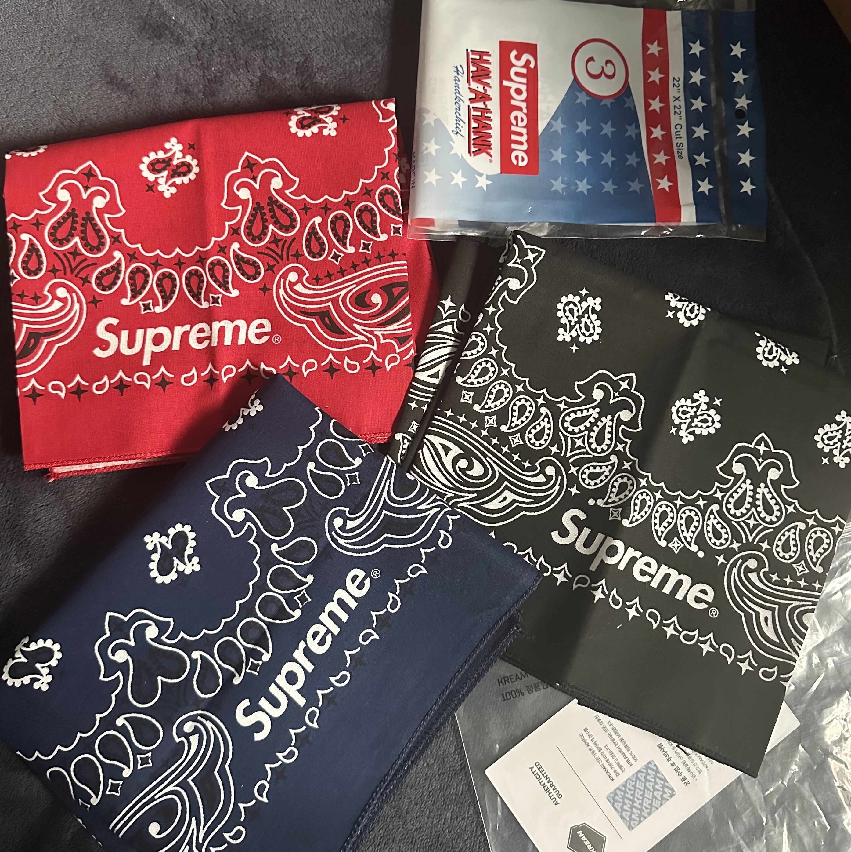Supreme Hav-A-Hank Bandanas Multicolor (Set of 3) - 24SS 착용 스타일