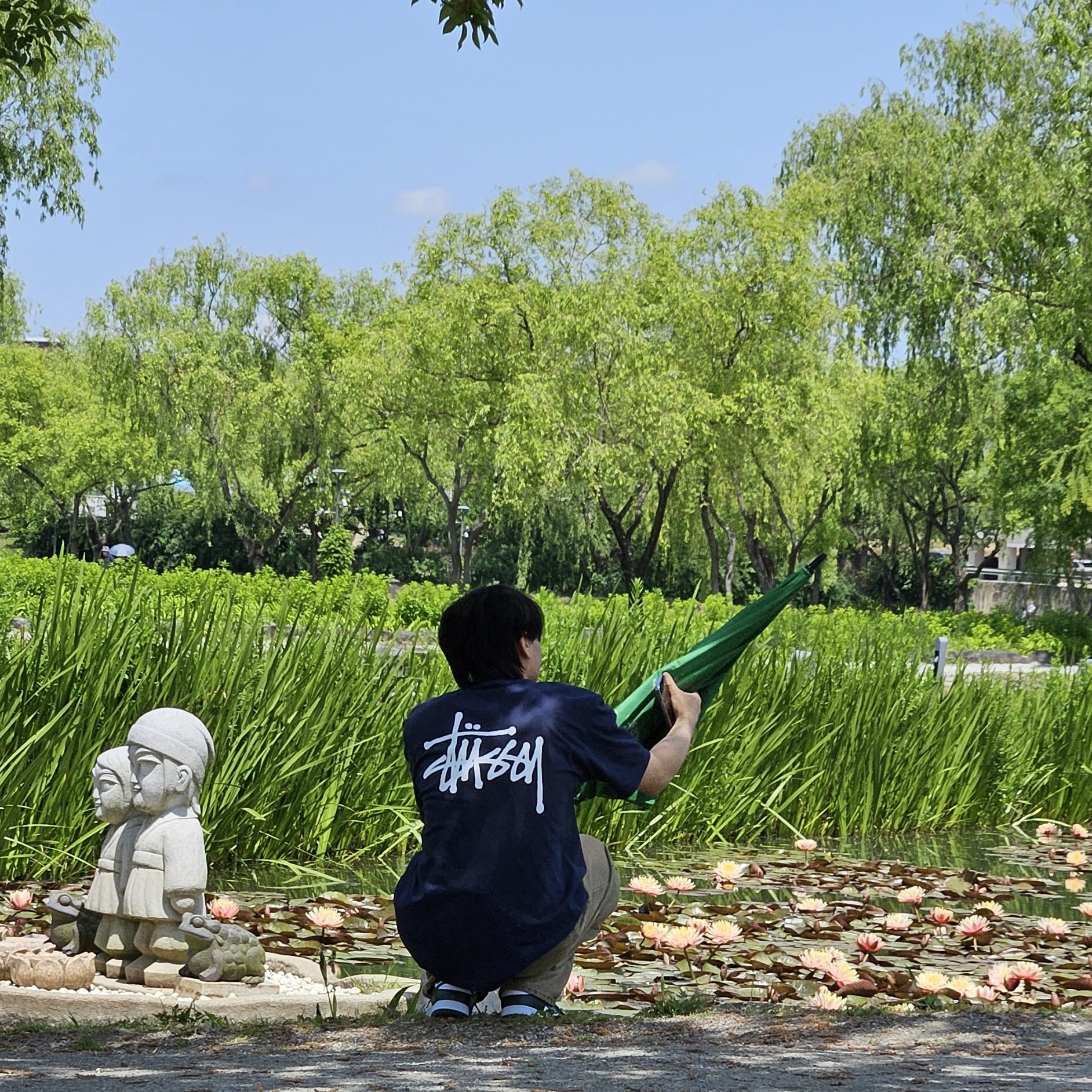Stussy Basic Stussy T-Shirt Navy 2024, 2025, Nike Dunk Low Retro Varsity Green 착용 스타일 - 1