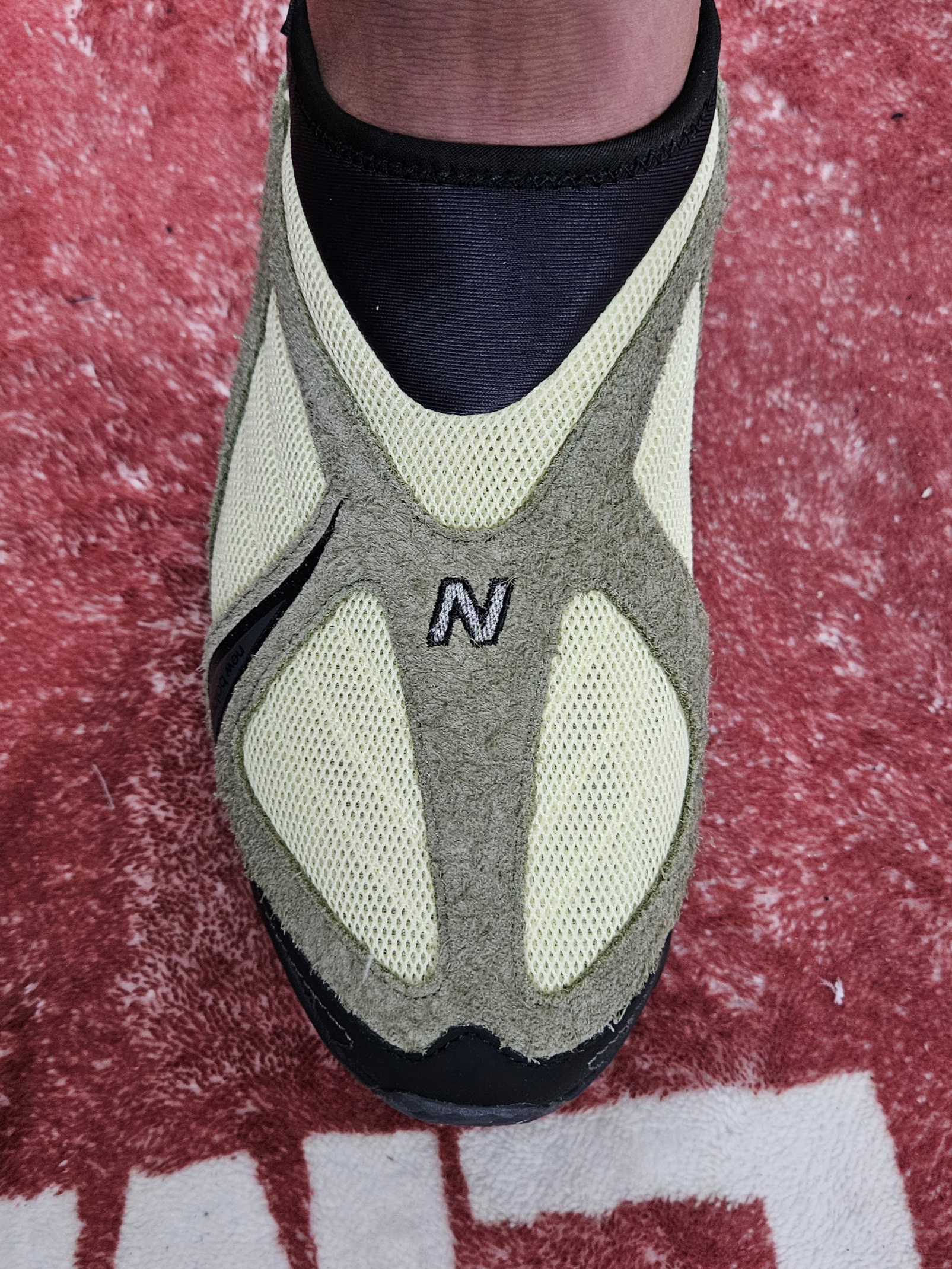 New Balance ML610S Limelight Dark Olive Green 착용 스타일 - 3