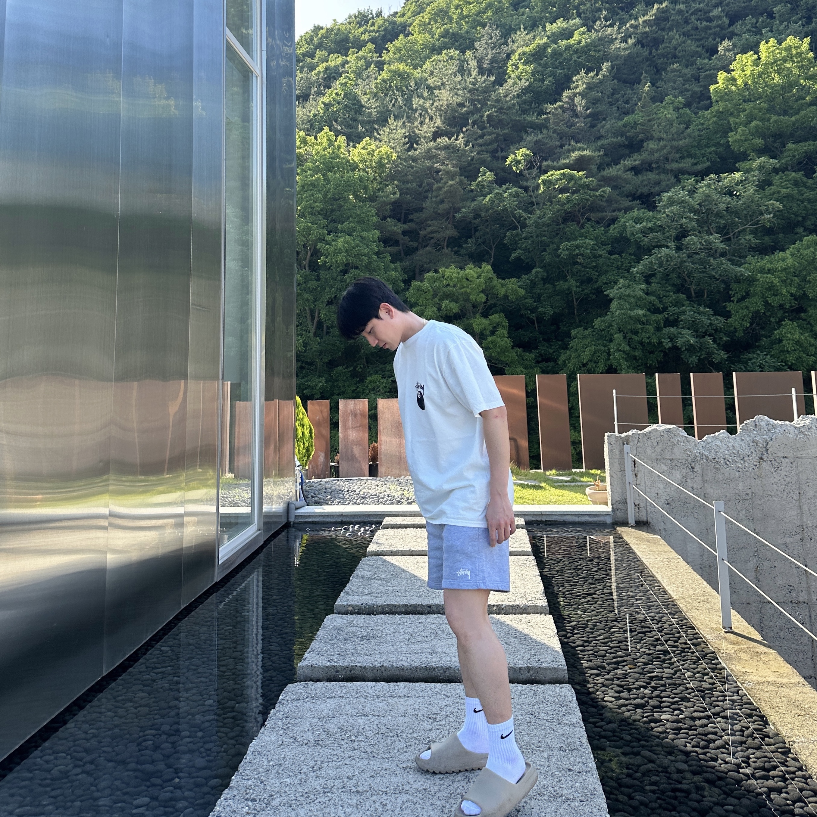Adidas Yeezy Slide Pure - Re-Release Ver., Stussy 8 Ball Pigment Dyed T-Shirt Natural 착용 스타일 - 2