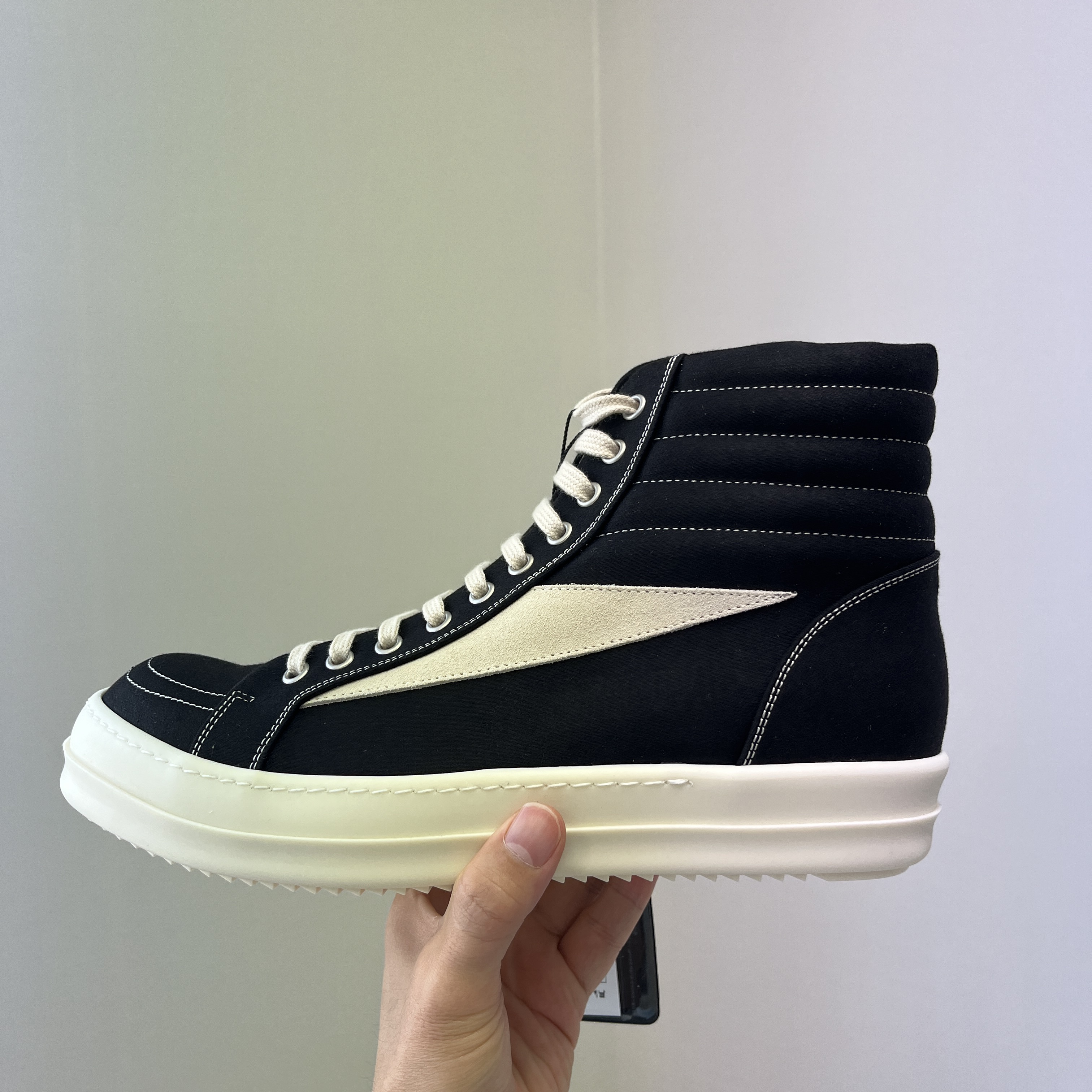Rick Owens Lido Dark Shadow Vintage High Sneakers Black Milk 착용 스타일 - 2