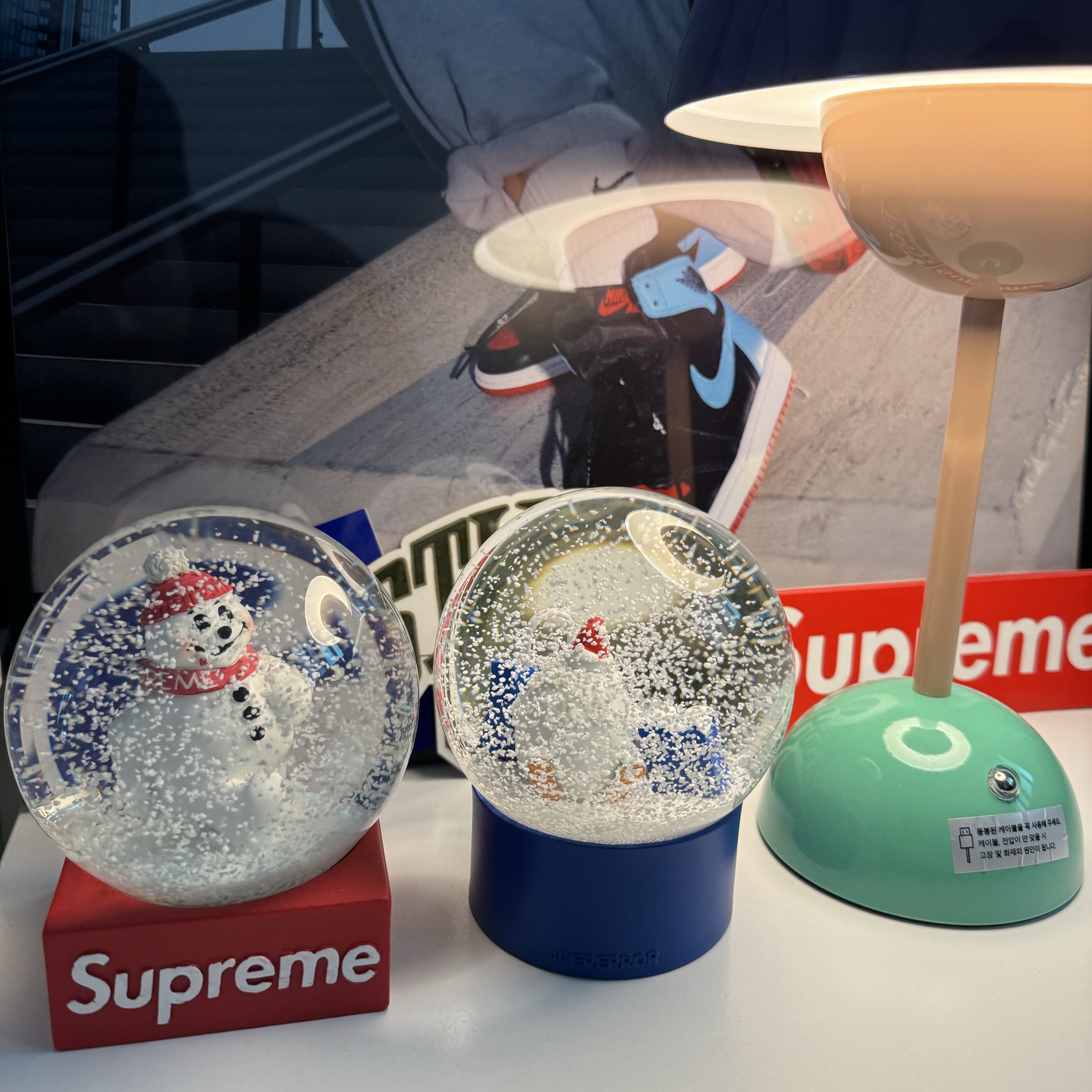 Supreme Hanging Lantern Red - 19FW, Supreme Snowman Snowglobe Red 착용 스타일 - 3