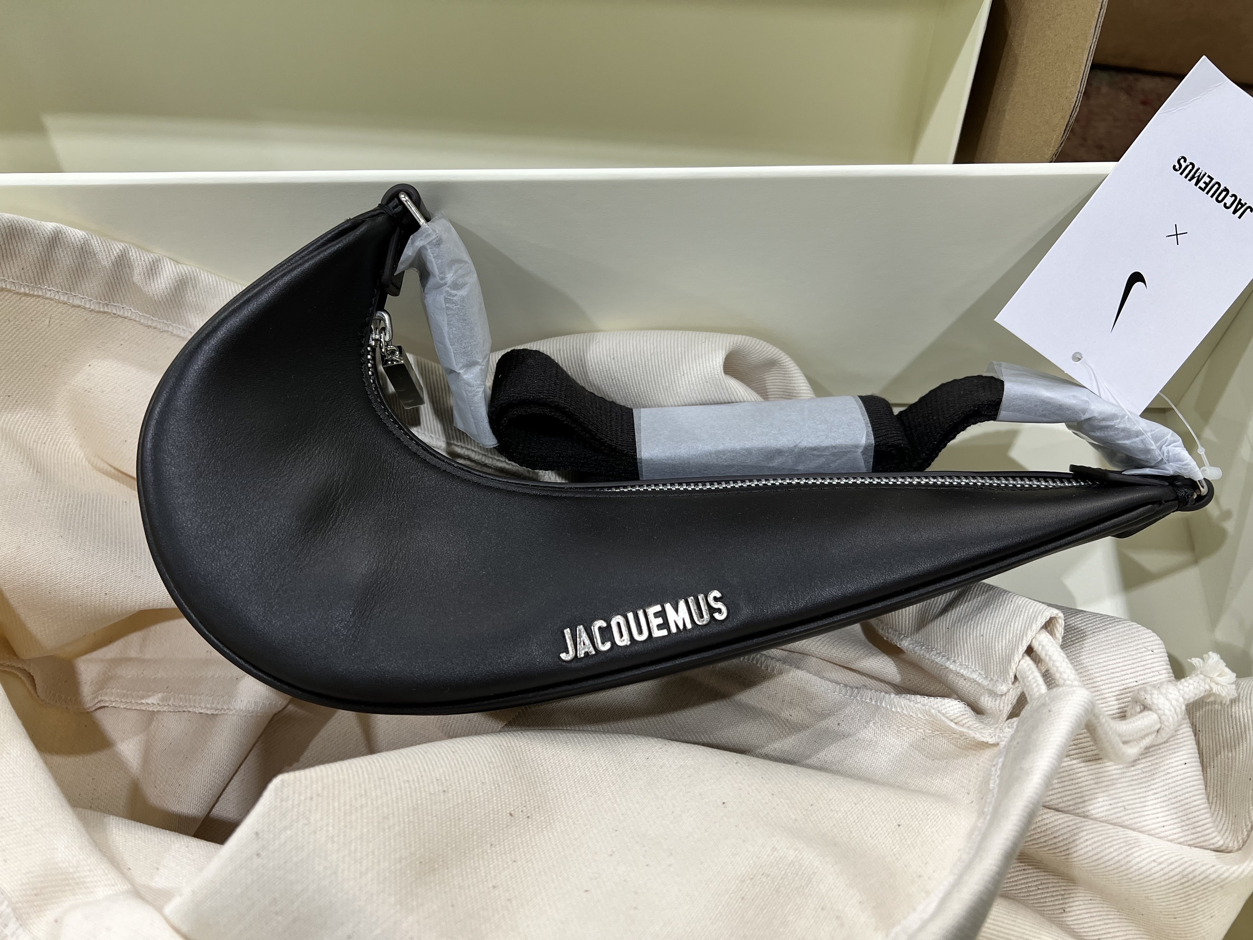 Jacquemus x Nike Le sac Small Swoosh Bag Dark Brown 착용 스타일