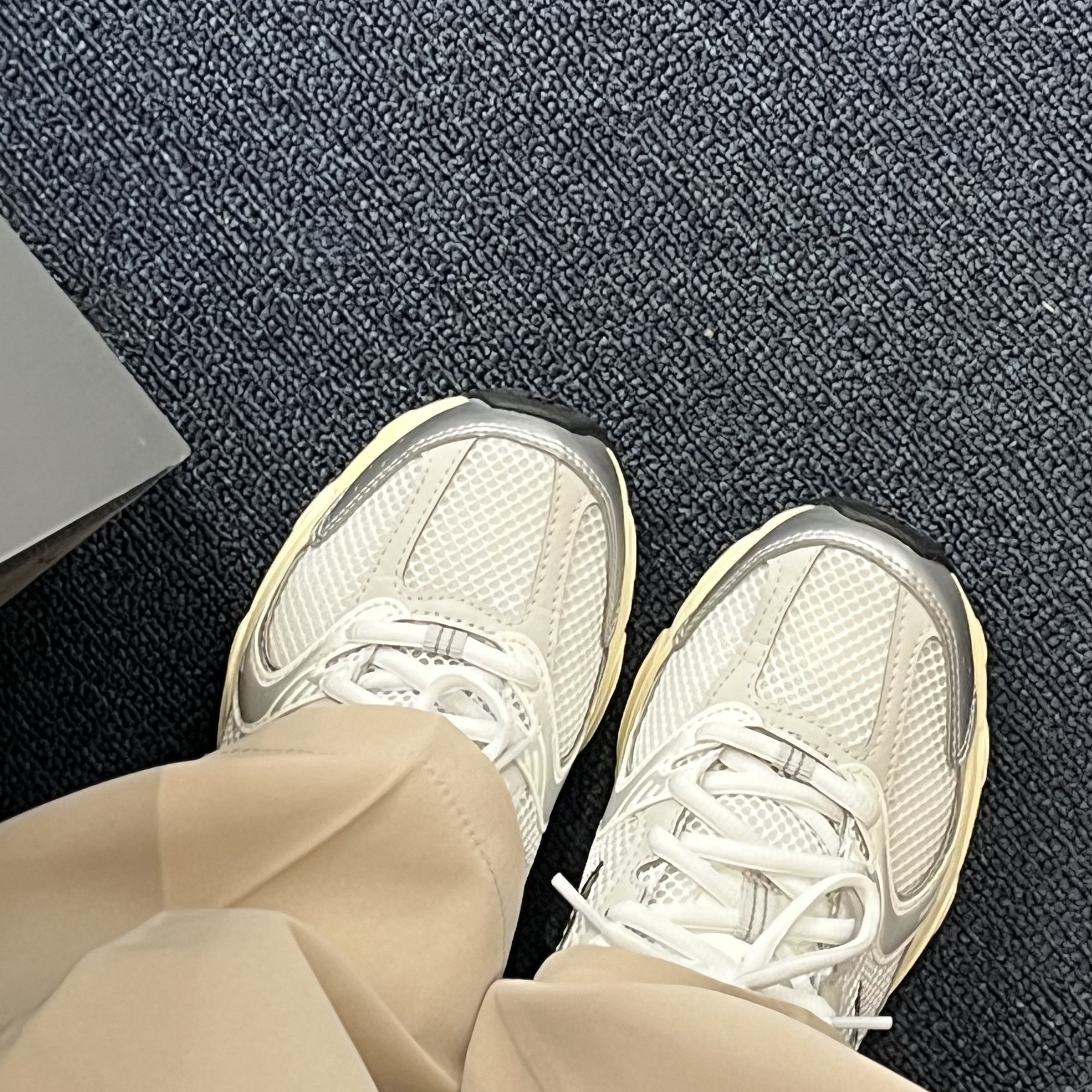 New Balance 530 Silver Cream 착용 스타일 - 1