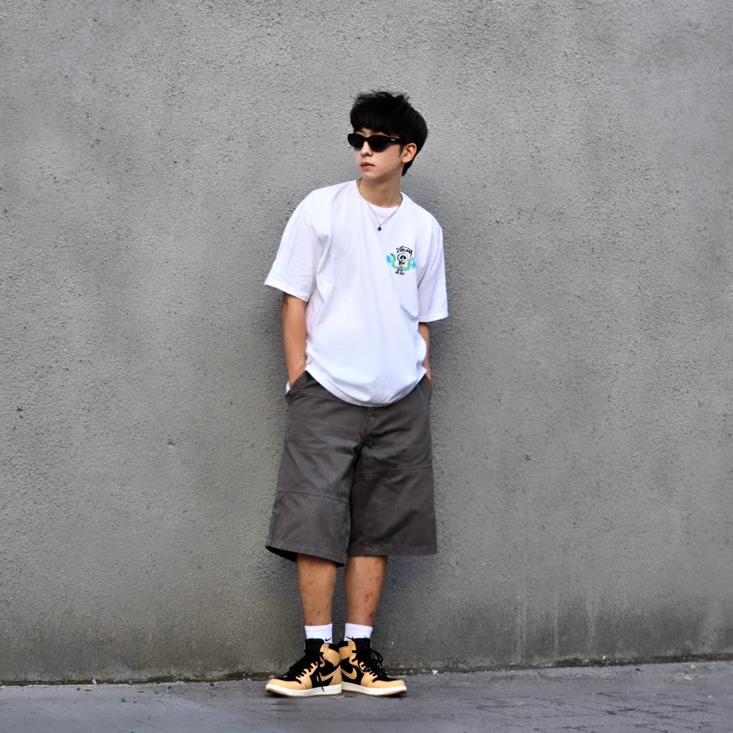 Stussy Skull Crest T-Shirt White, Jordan 1 Retro High OG Vachetta Tan 착용 스타일 - 7