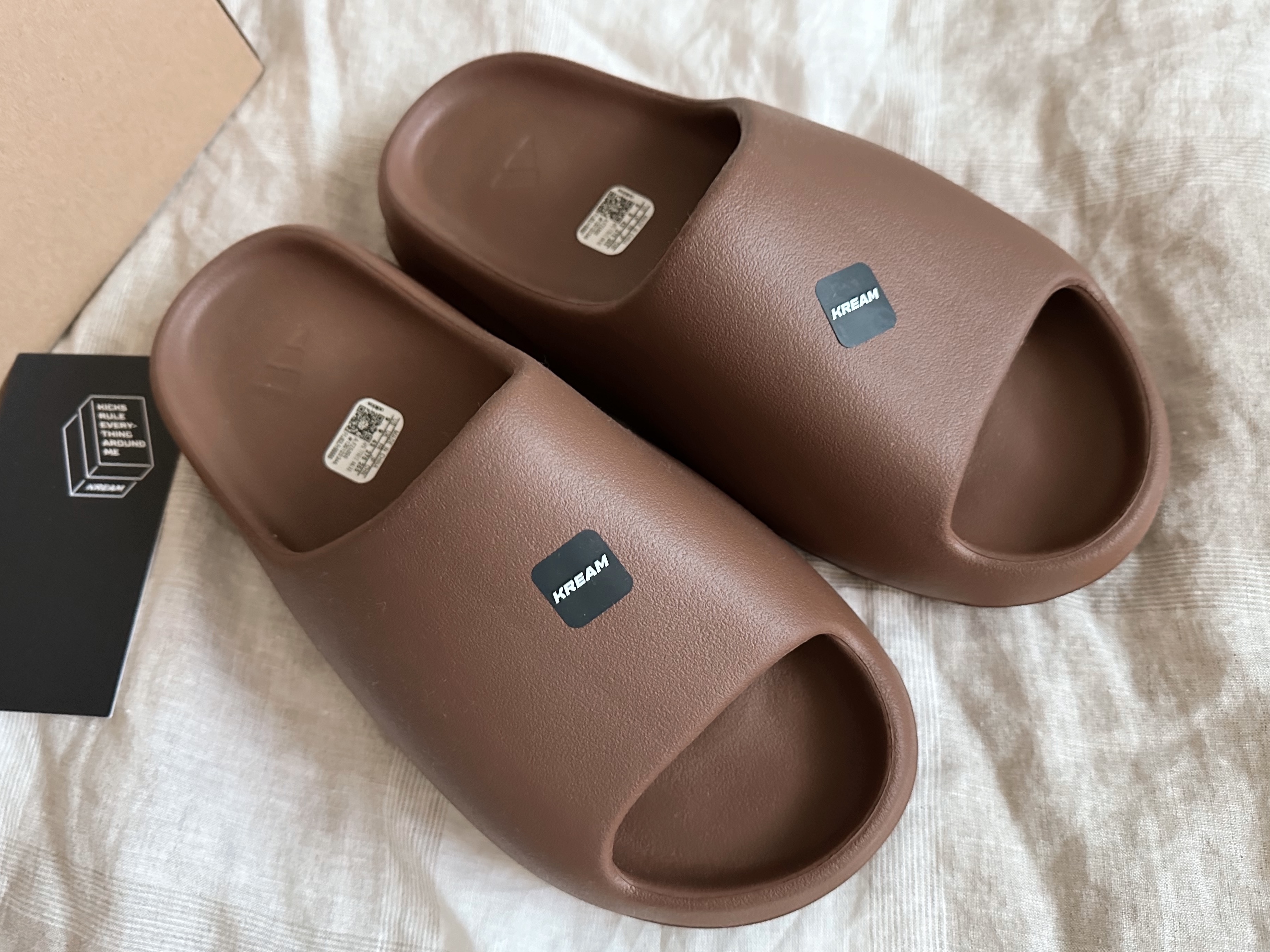Adidas Yeezy Slide Flax 착용 스타일 - 2