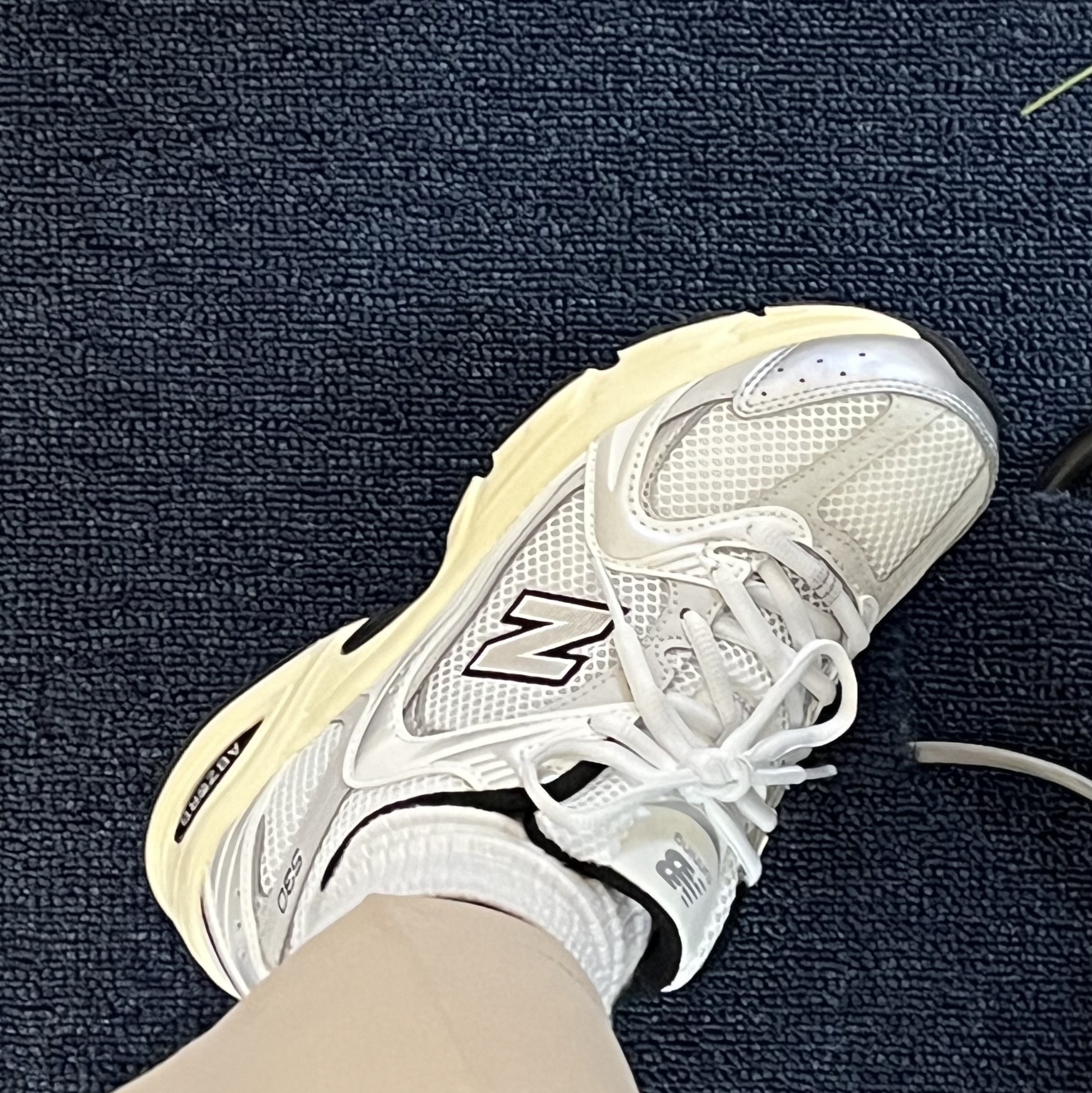 New Balance 530 Silver Cream 착용 스타일 - 2