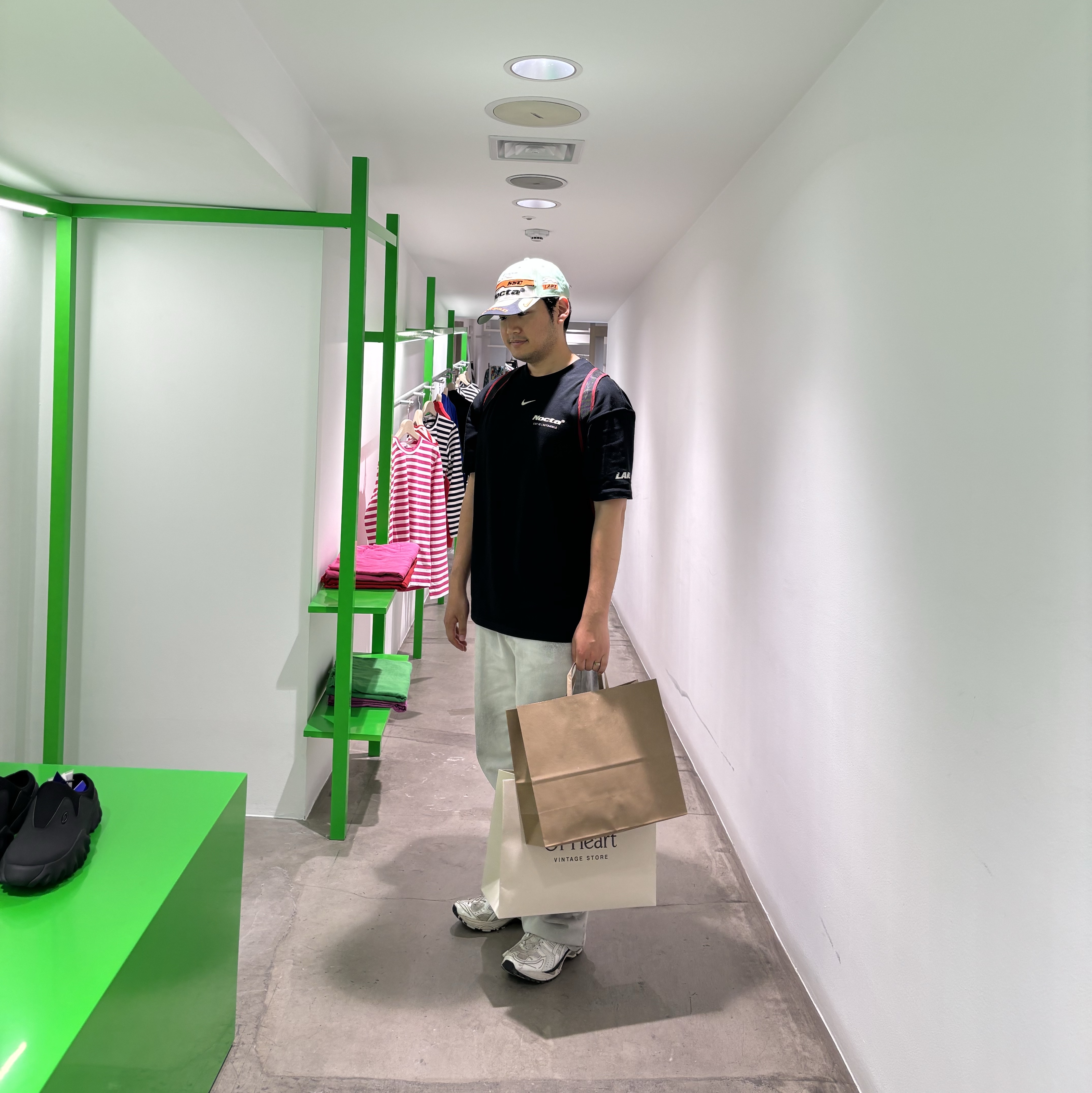 Nike x Drake Nocta x Kar L'Art De L'Automobile Burrow T-Shirt Black (FD2205-010), Nike x Drake Nocta x Kar L'Art De L'Automobile Drx Hat Enamel Green 착용 스타일 - 1