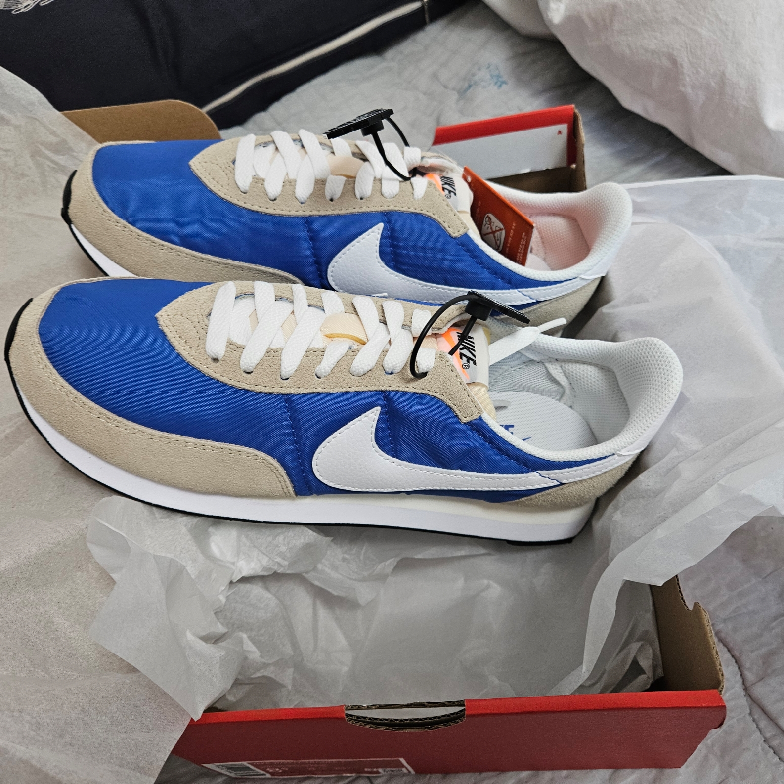 Nike Waffle Trainer 2 Hyper Royal Rattan 착용 스타일 - 1