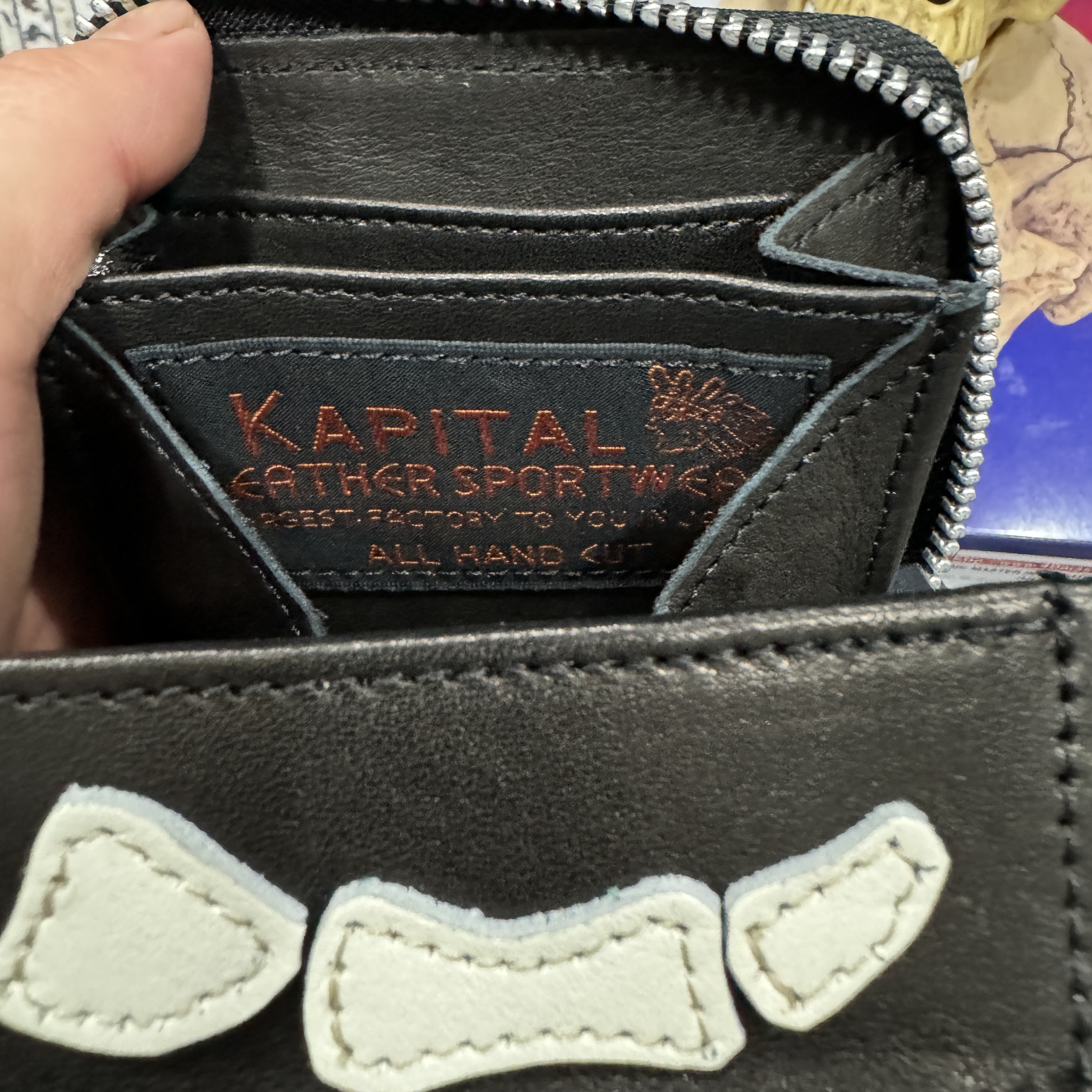 Kapital Thumbs Up Bone Hand Zip Mini Wallet Black 착용 스타일 - 2