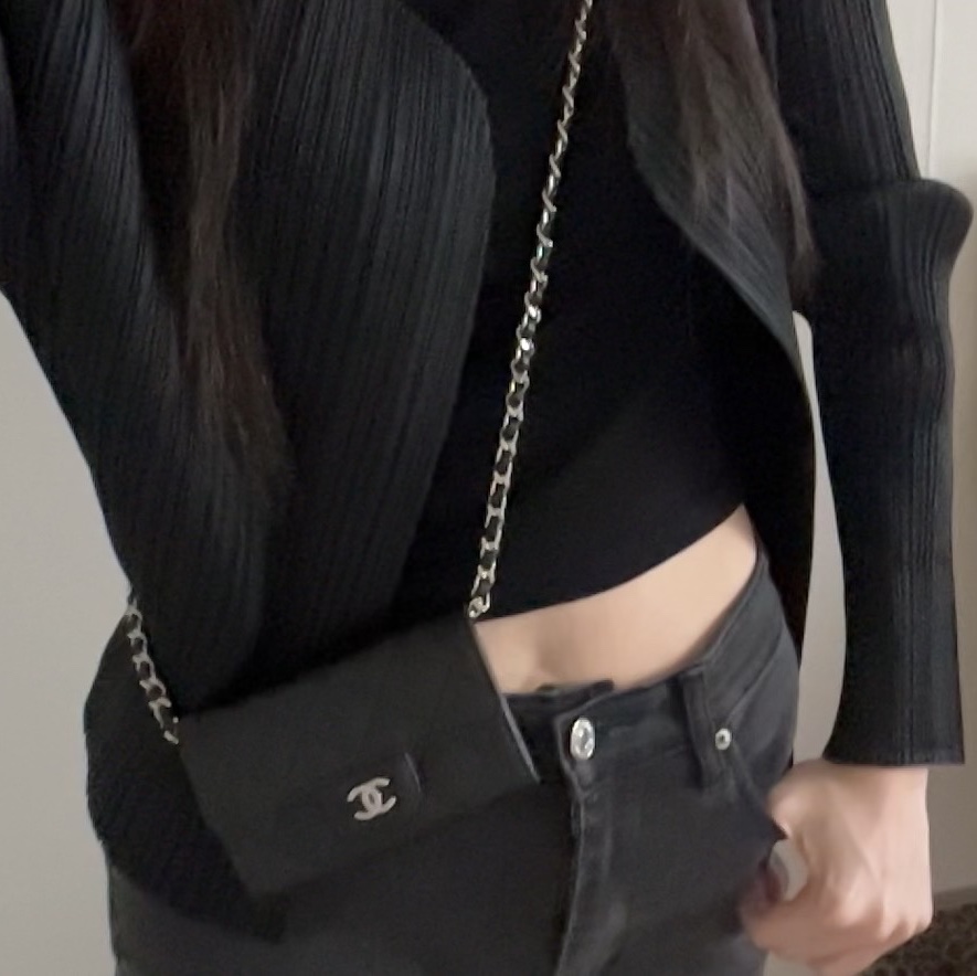 Chanel Classic Card Holder Grained Calfskin & Silver Black 착용 스타일
