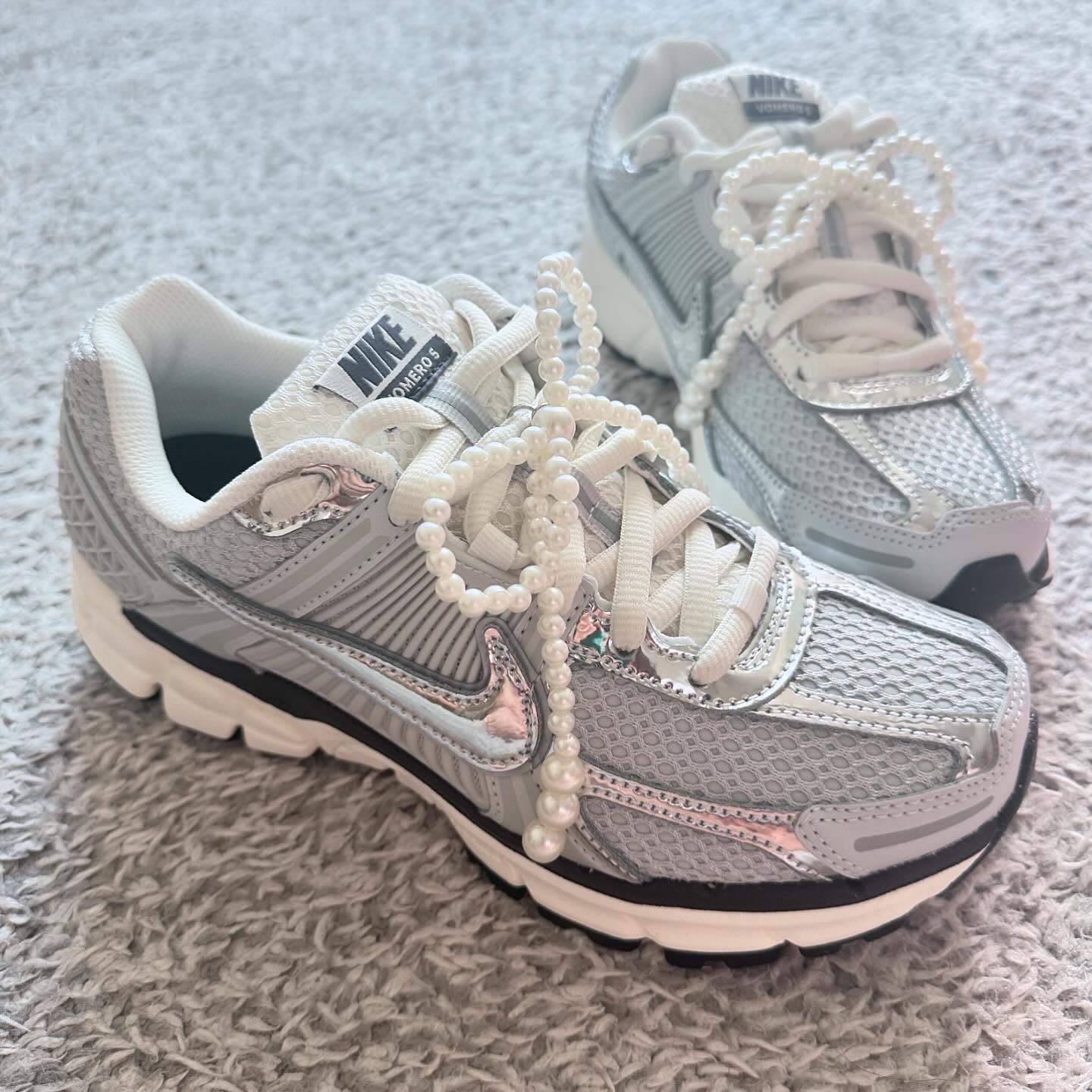 (W) Nike Zoom Vomero 5 Photon Dust and Metallic Silver 착용 스타일 - 1