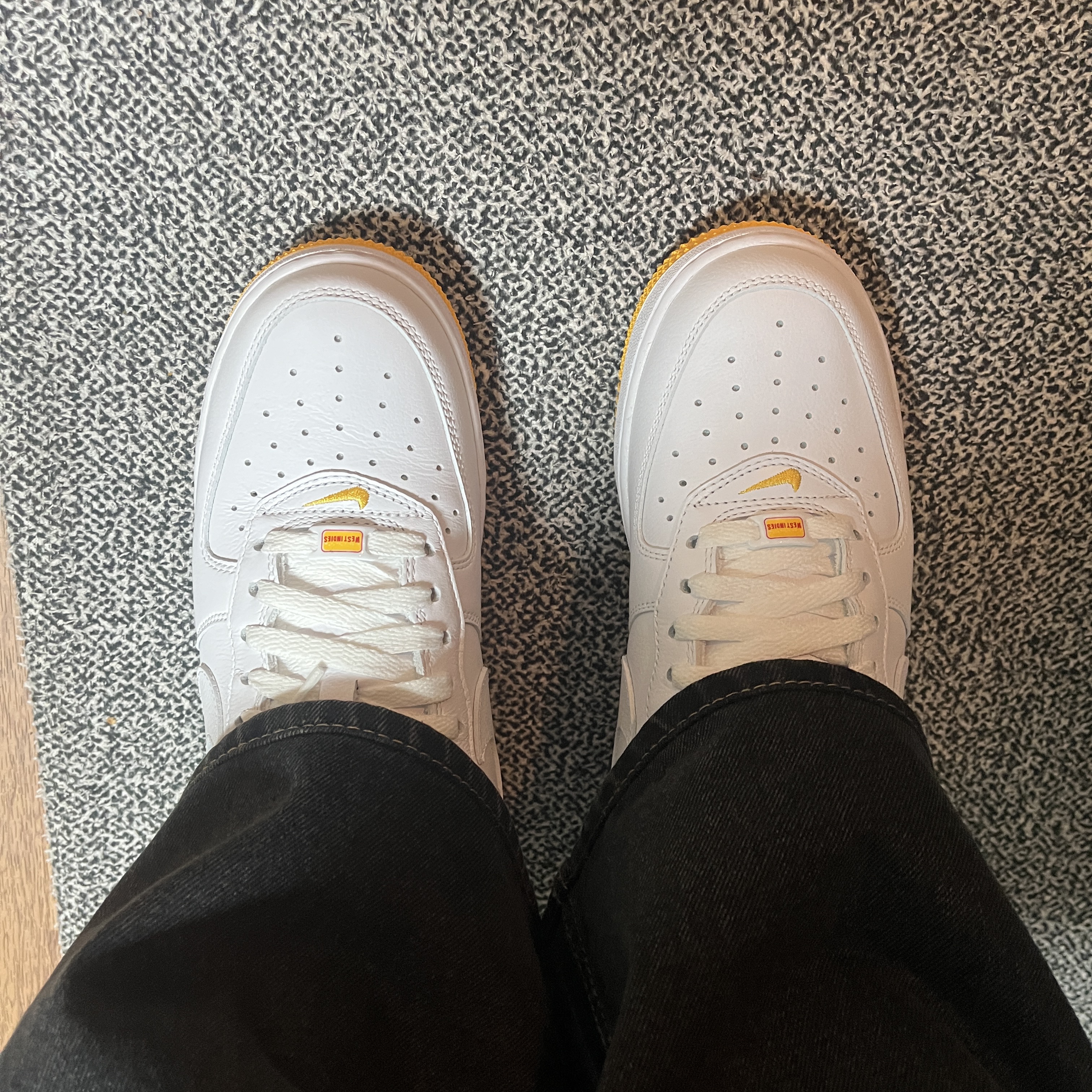 Nike Air Force 1 Low Retro QS West Indies University Gold 착용 스타일