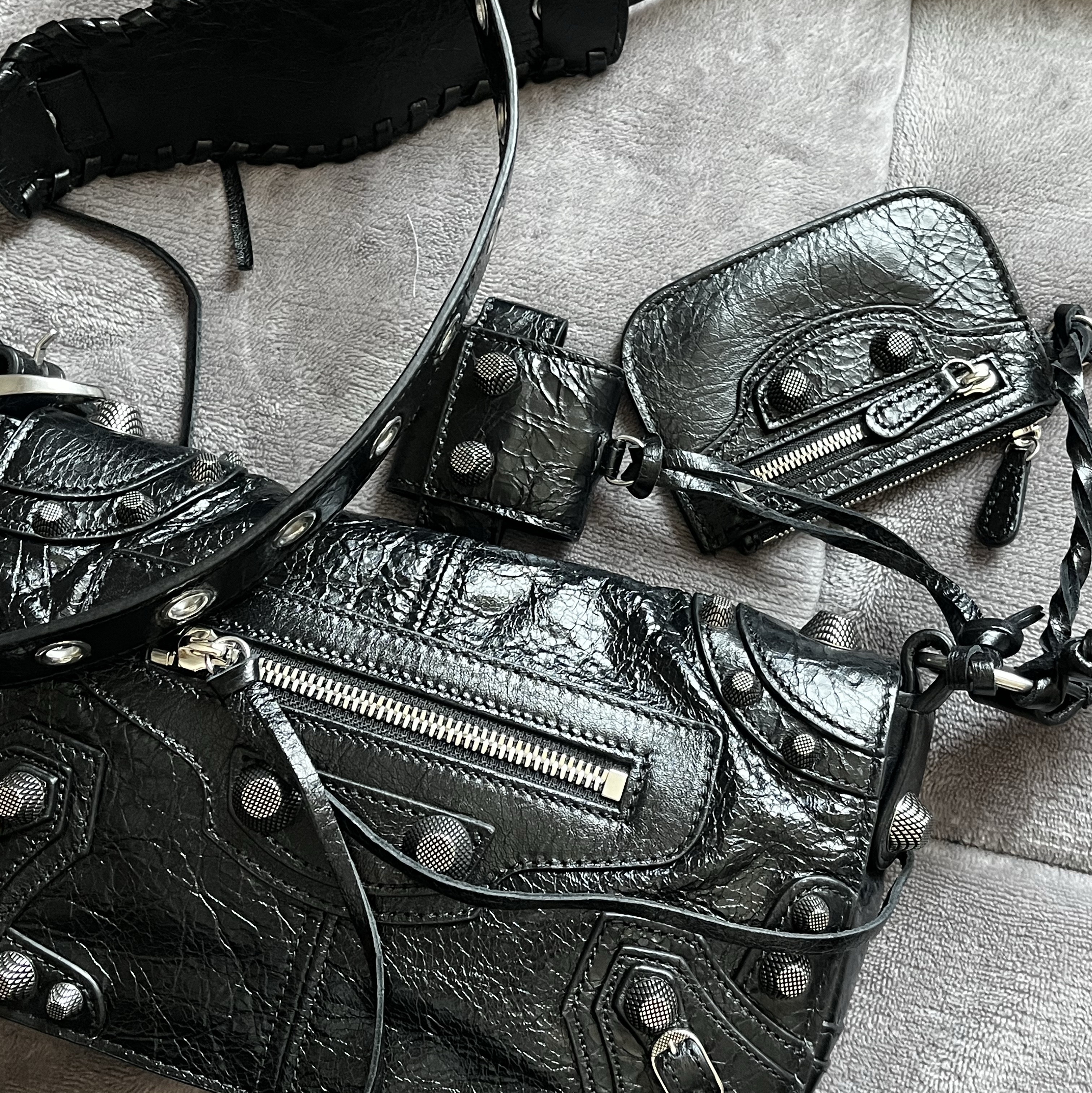 Balenciaga Arena Lambskin Aged Silver Hardware Le Cagole XS Flap Bag Black 착용 스타일