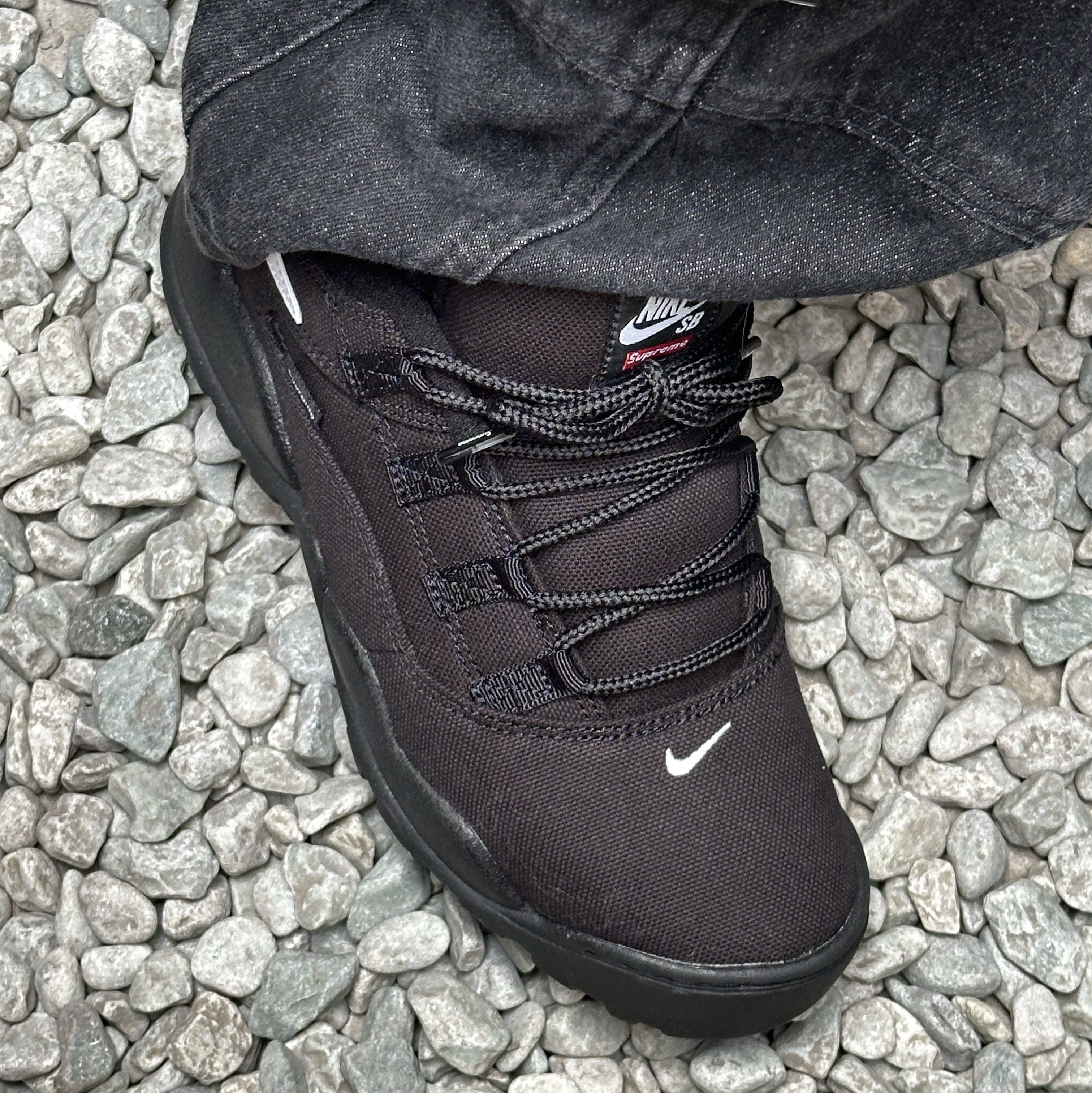 Nike x Supreme SB Darwin Low Black, Supreme Ripstop Hooded Windshell Black - 22SS 착용 스타일 - 2