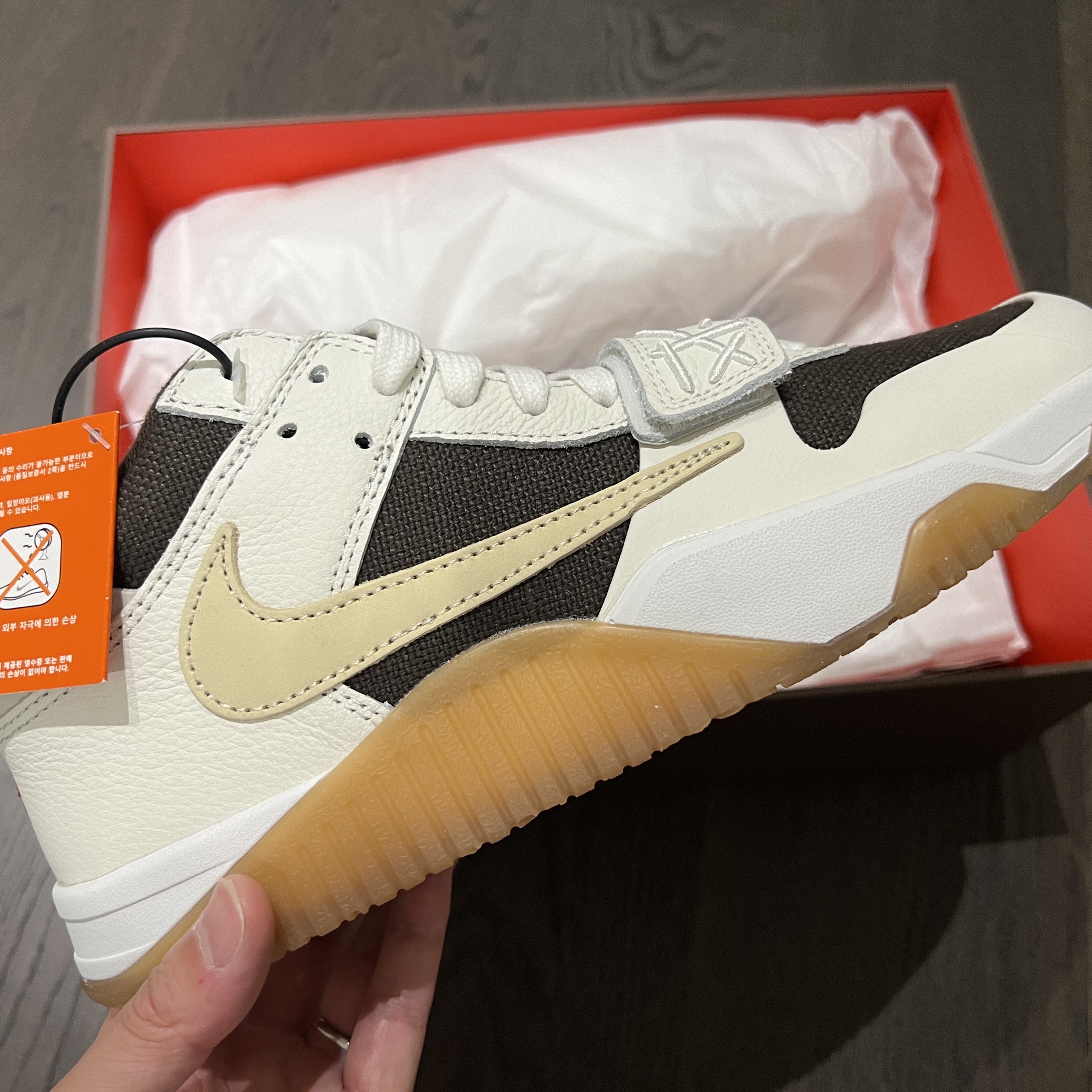 Jordan x Travis Scott Jumpman Jack TR Sail and Dark Mocha 착용 스타일 - 2