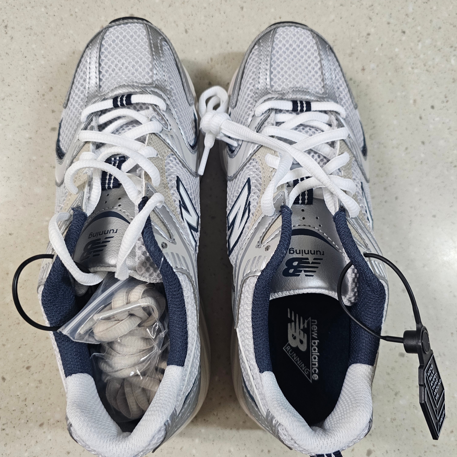 New Balance 530 Steel Grey 착용 스타일