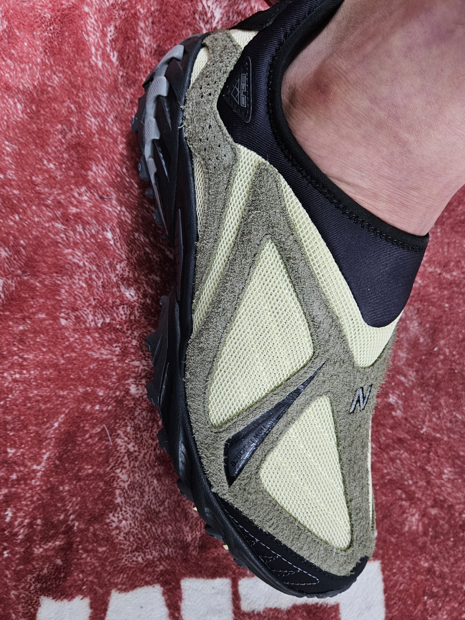 New Balance ML610S Limelight Dark Olive Green 착용 스타일 - 2
