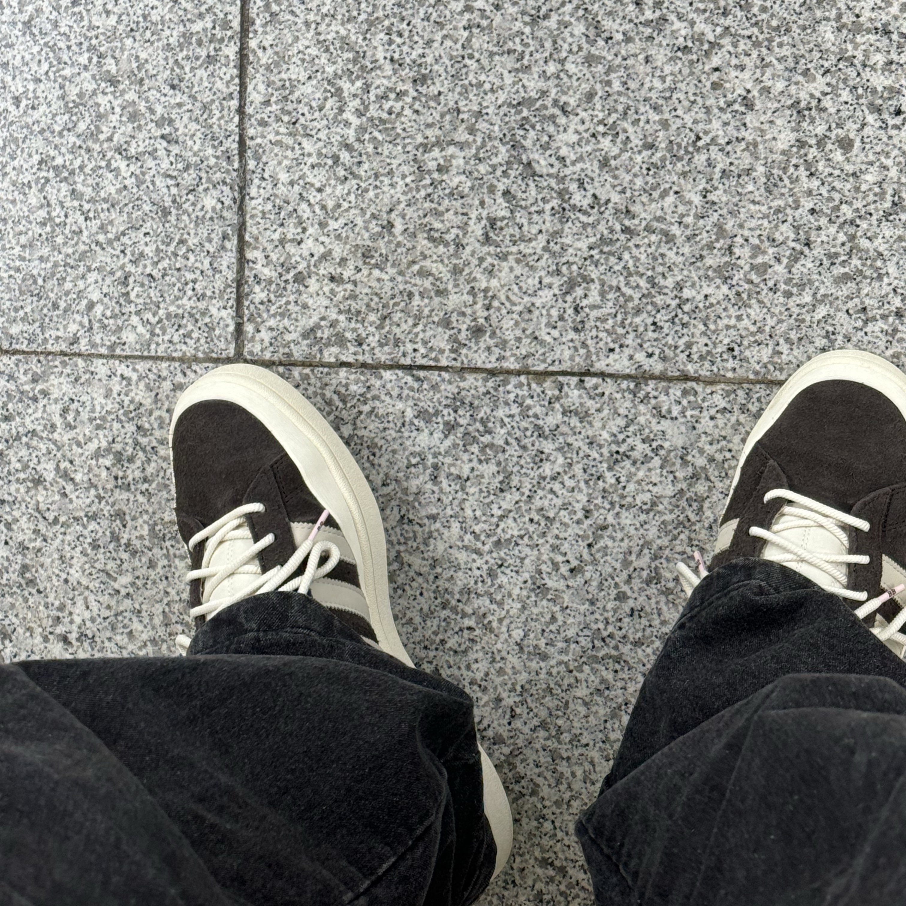 Adidas x Bad Bunny Campus Dark Brown Chalk White 착용 스타일