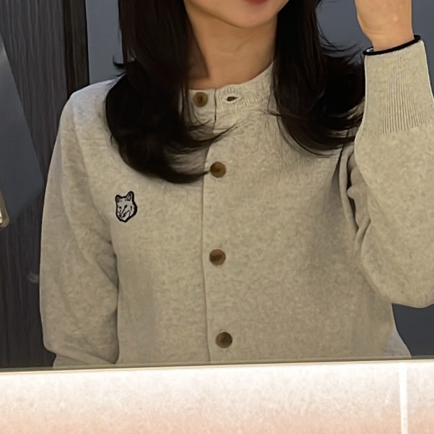 (W) Maison Kitsune Bold Fox Head Patch Regular Cardigan Light Grey Melange 착용 스타일 - 1