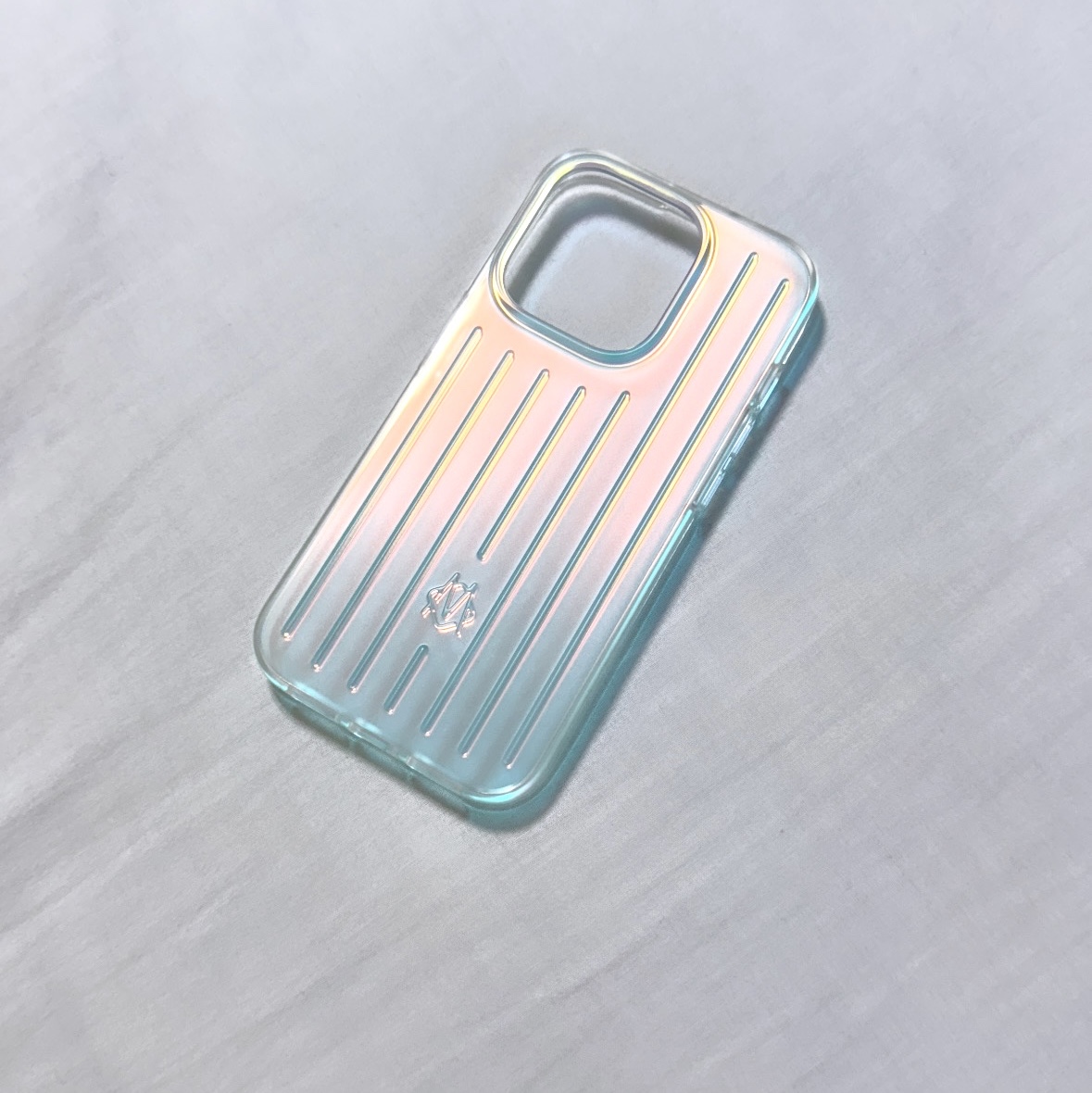 Rimowa iPhone 15 Pro Case Iridescent 착용 스타일 - 2