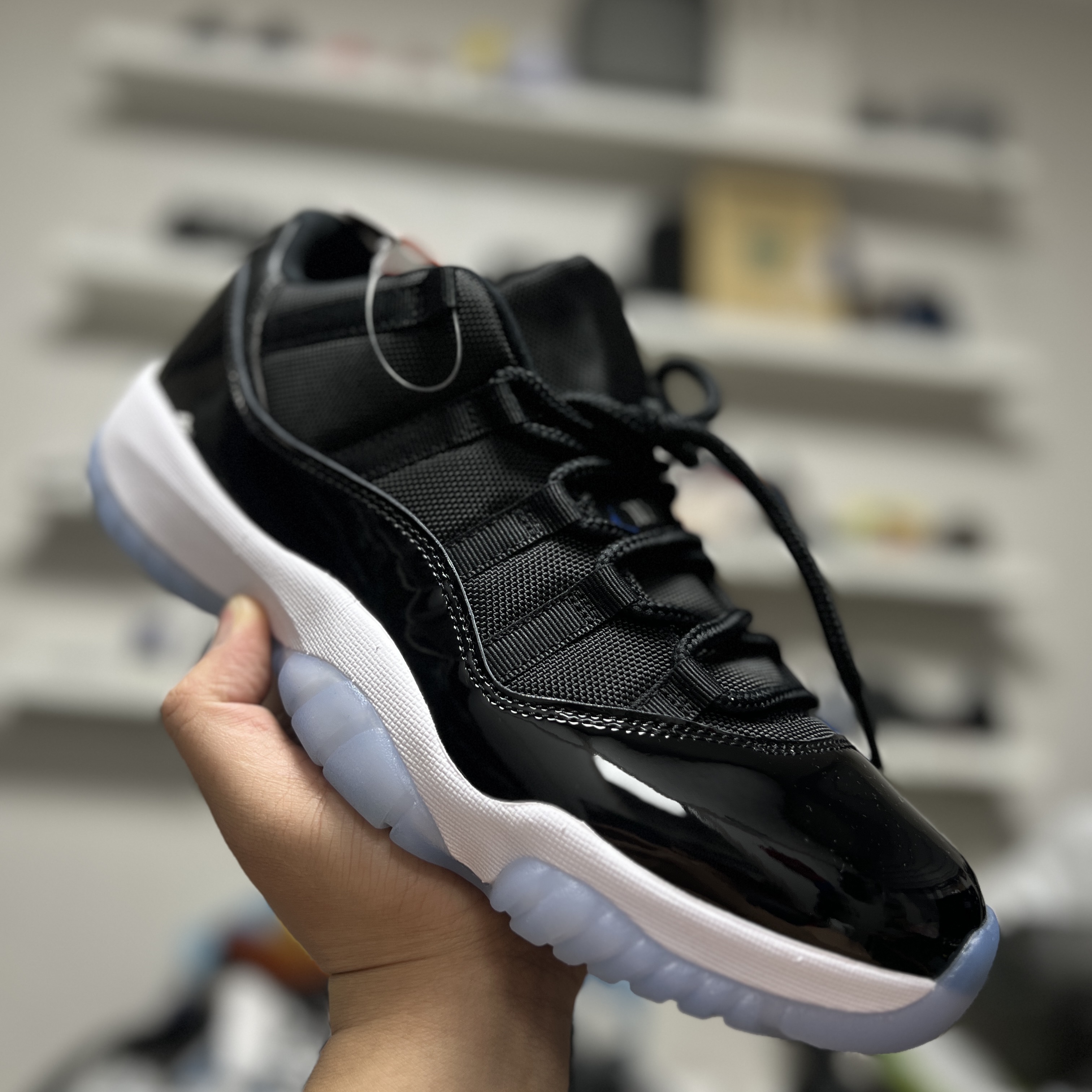 Jordan 11 Retro Low Black and Varsity Royal 착용 스타일 - 2
