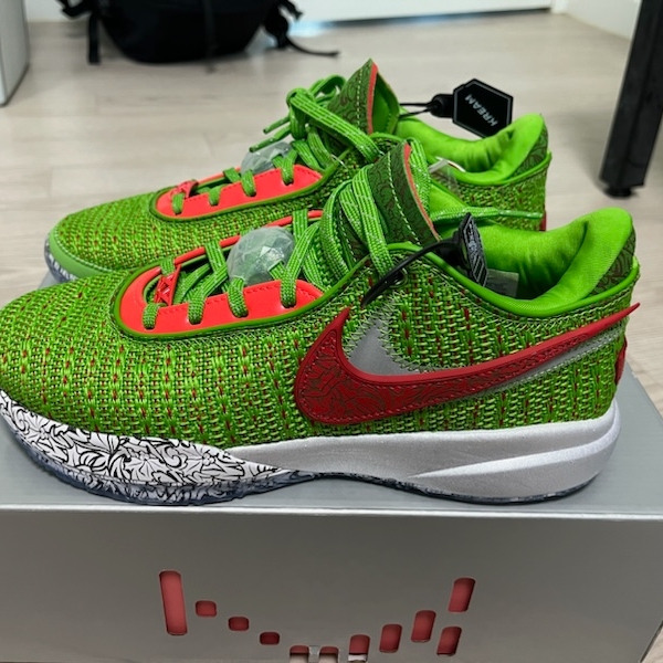 Nike LeBron XX Christmas EP Green Apple University Red 착용 스타일