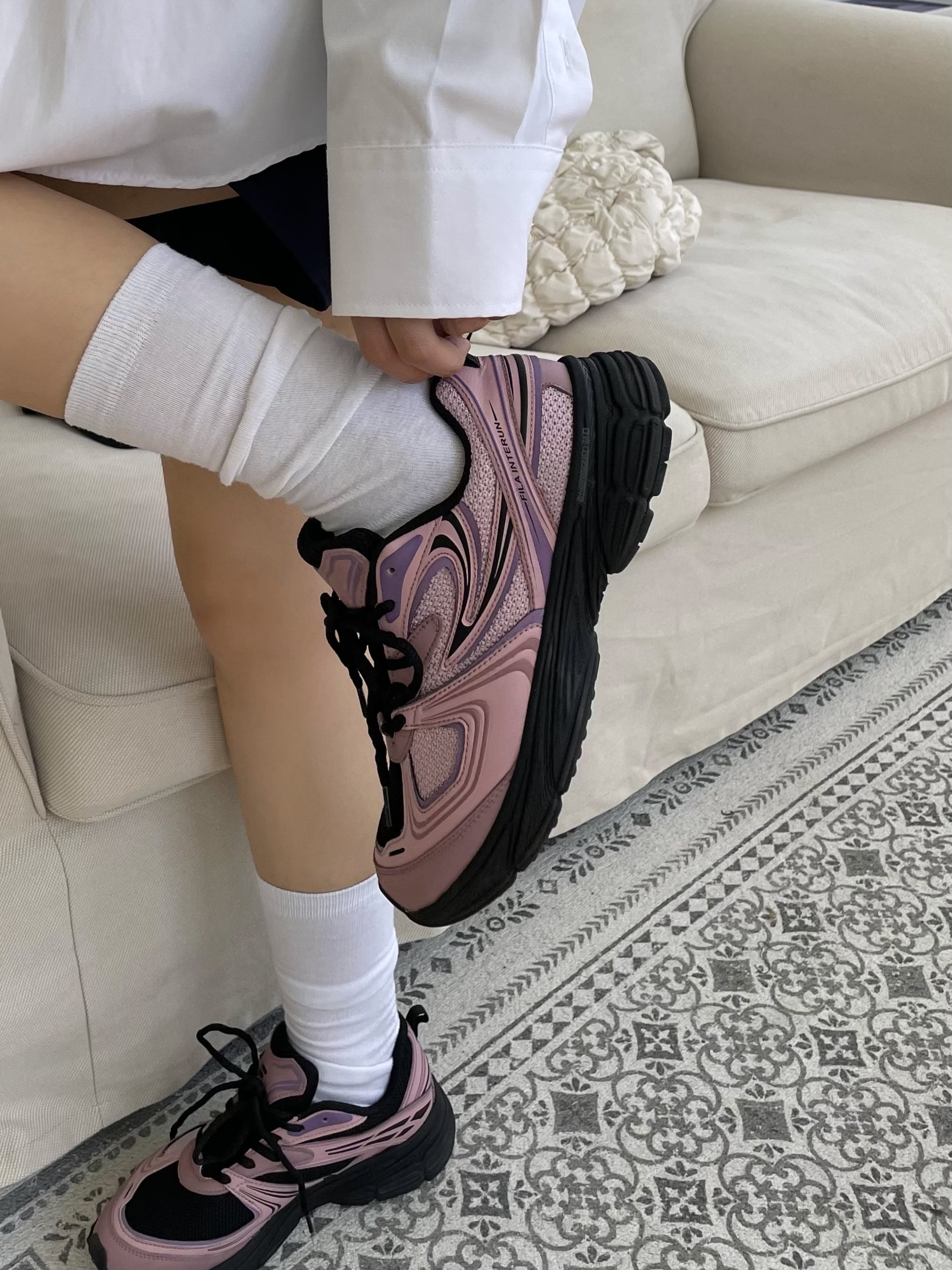 Fila Interun Pink Black, COS Quilted Oversized Shoulder Bag Off White Light Beige 착용 스타일 - 5