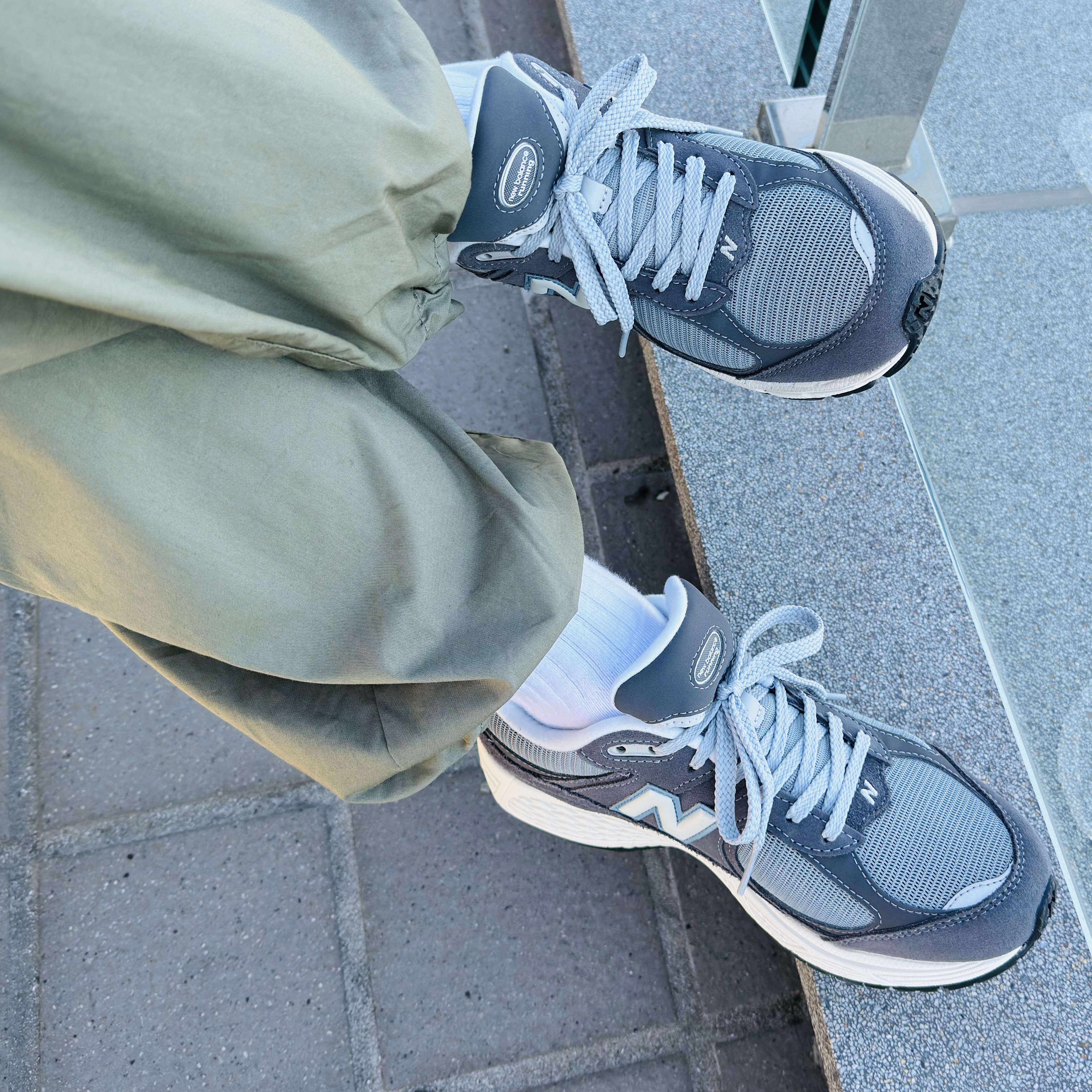 New Balance 2002R Steel Blue 착용 스타일 - 2