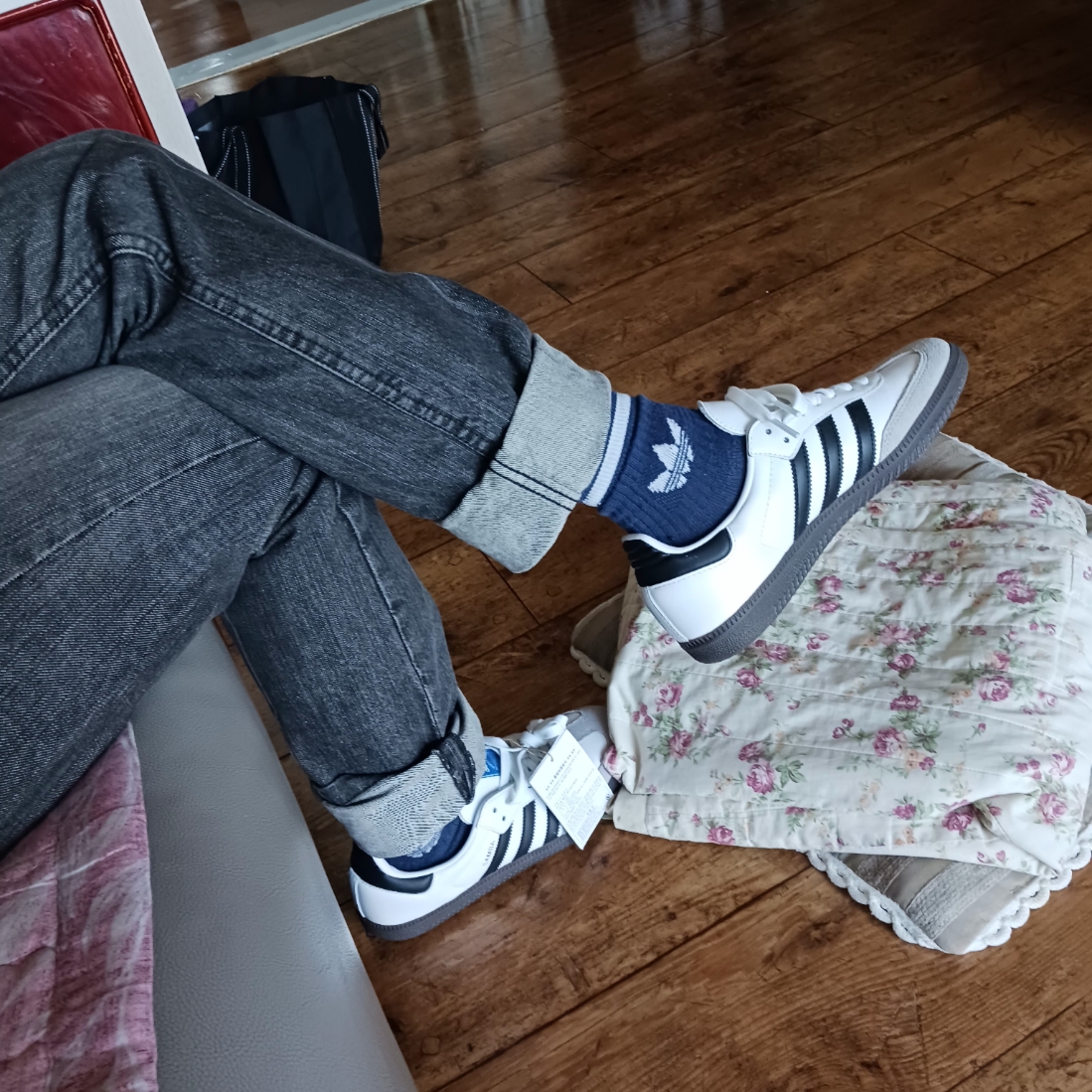 Adidas Samba OG Cloud White, (W) Matin Kim Logo Coating Jumper Black 착용 스타일 - 1
