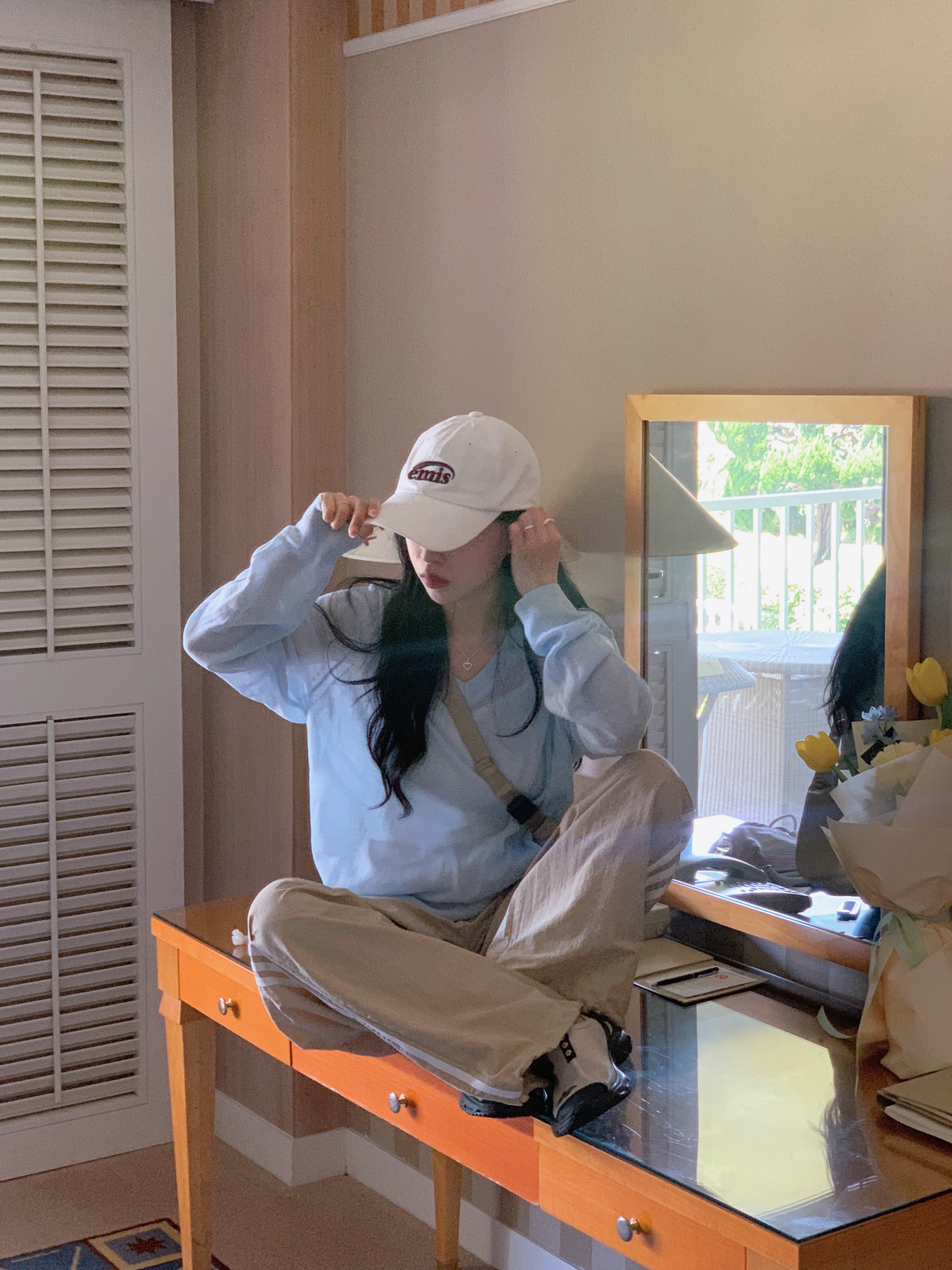 Emis New Logo Emis Cap White, Salomon x Sandy Liang RX Moc 3.0 Black White 착용 스타일 - 1
