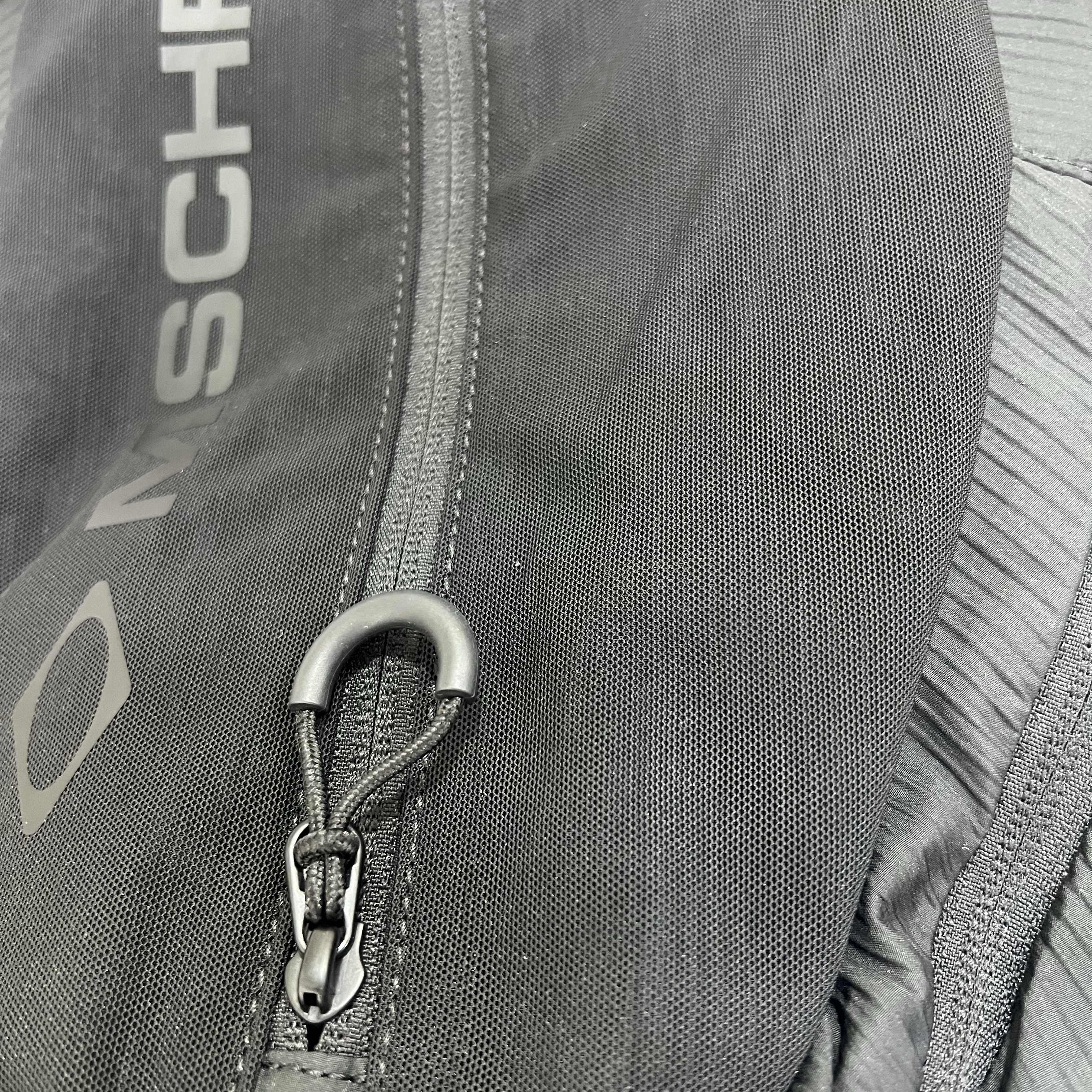 Mischief 2Way Mesh Sling Bag Black 착용 스타일