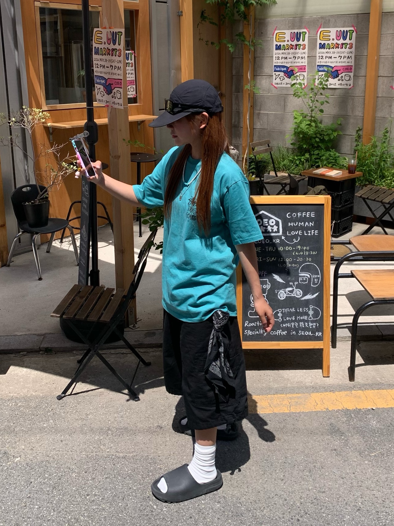 Stussy Tough Gear T-Shirt Ocean, Adidas Yeezy Slide Dark Onyx 2024 착용 스타일