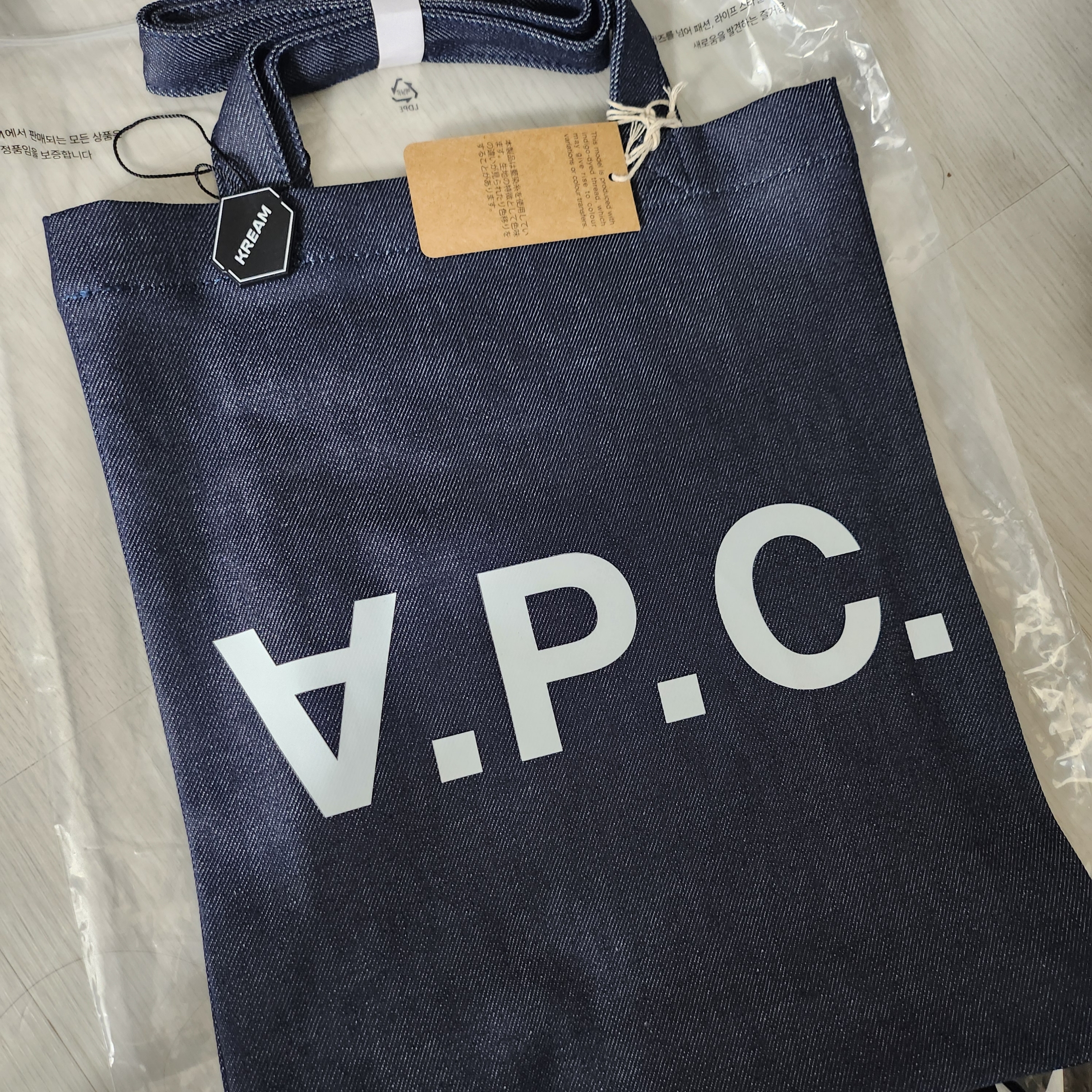 A.P.C. Laure Tote Bag Blue 착용 스타일