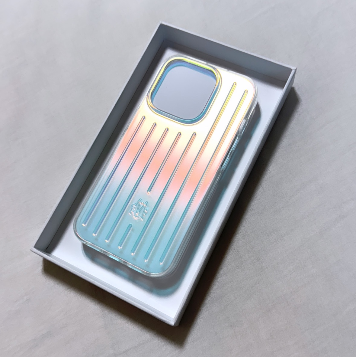 Rimowa iPhone 15 Pro Case Iridescent 착용 스타일 - 3