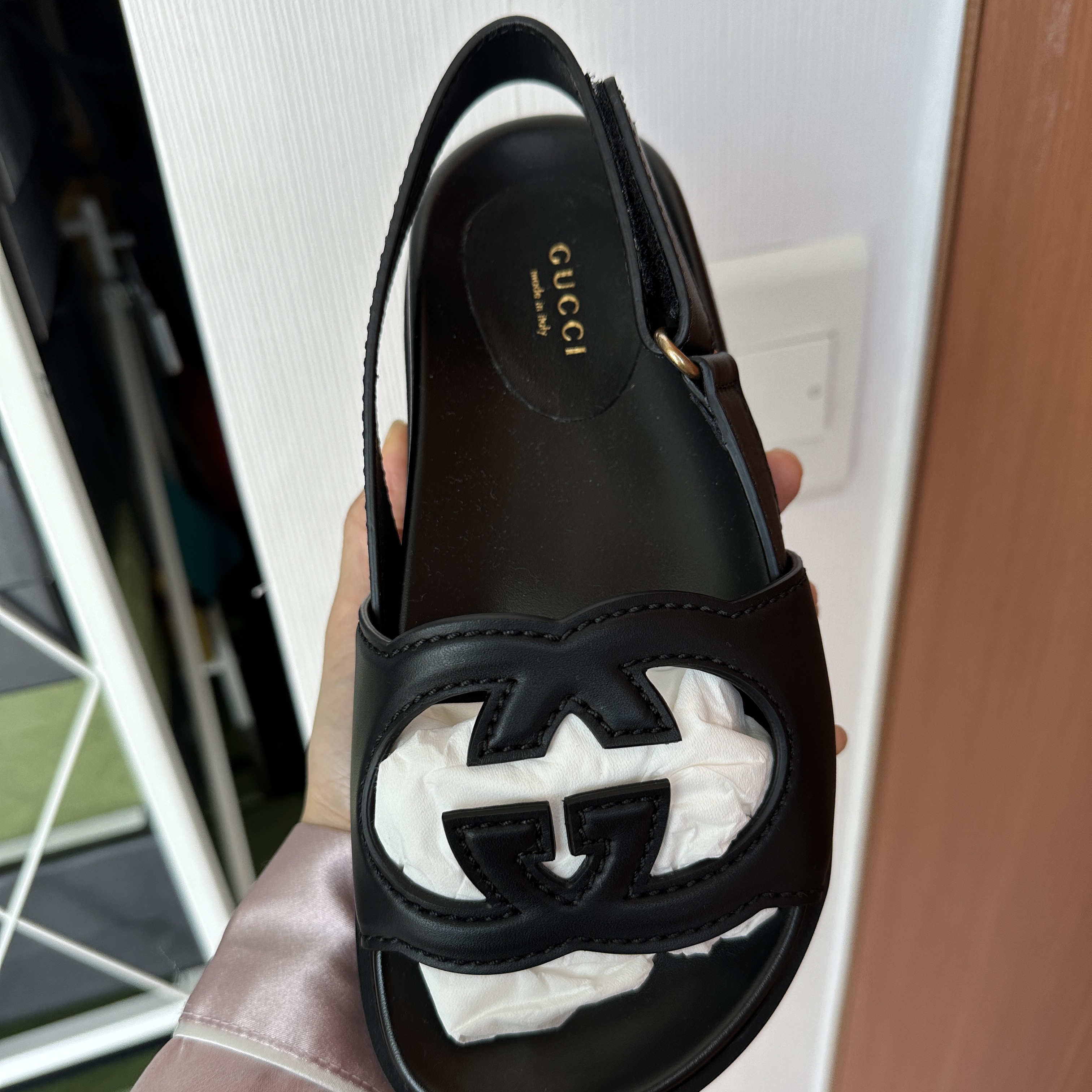 (W) Gucci Interlocking G Sandal White Leather, (W) Gucci Interlocking G Sandal Black Leather 착용 스타일 - 2