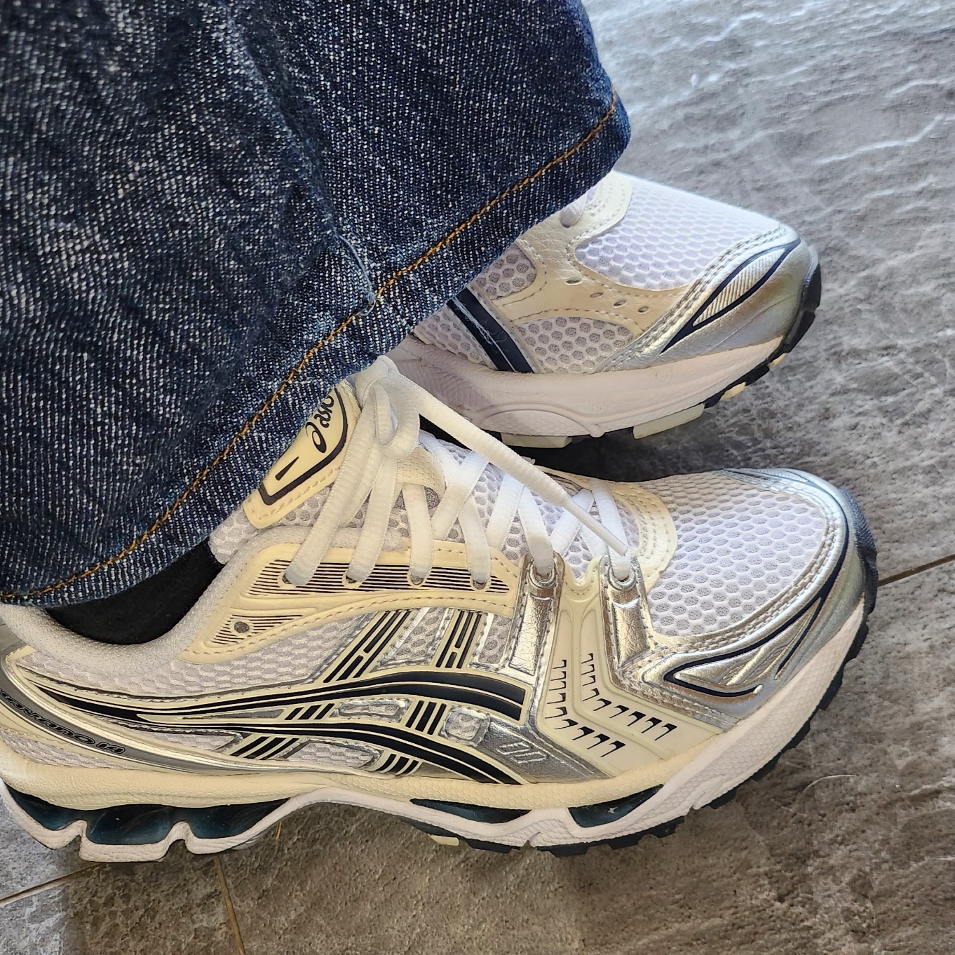 (W) Asics Gel-Kayano 14 White Midnight 착용 스타일