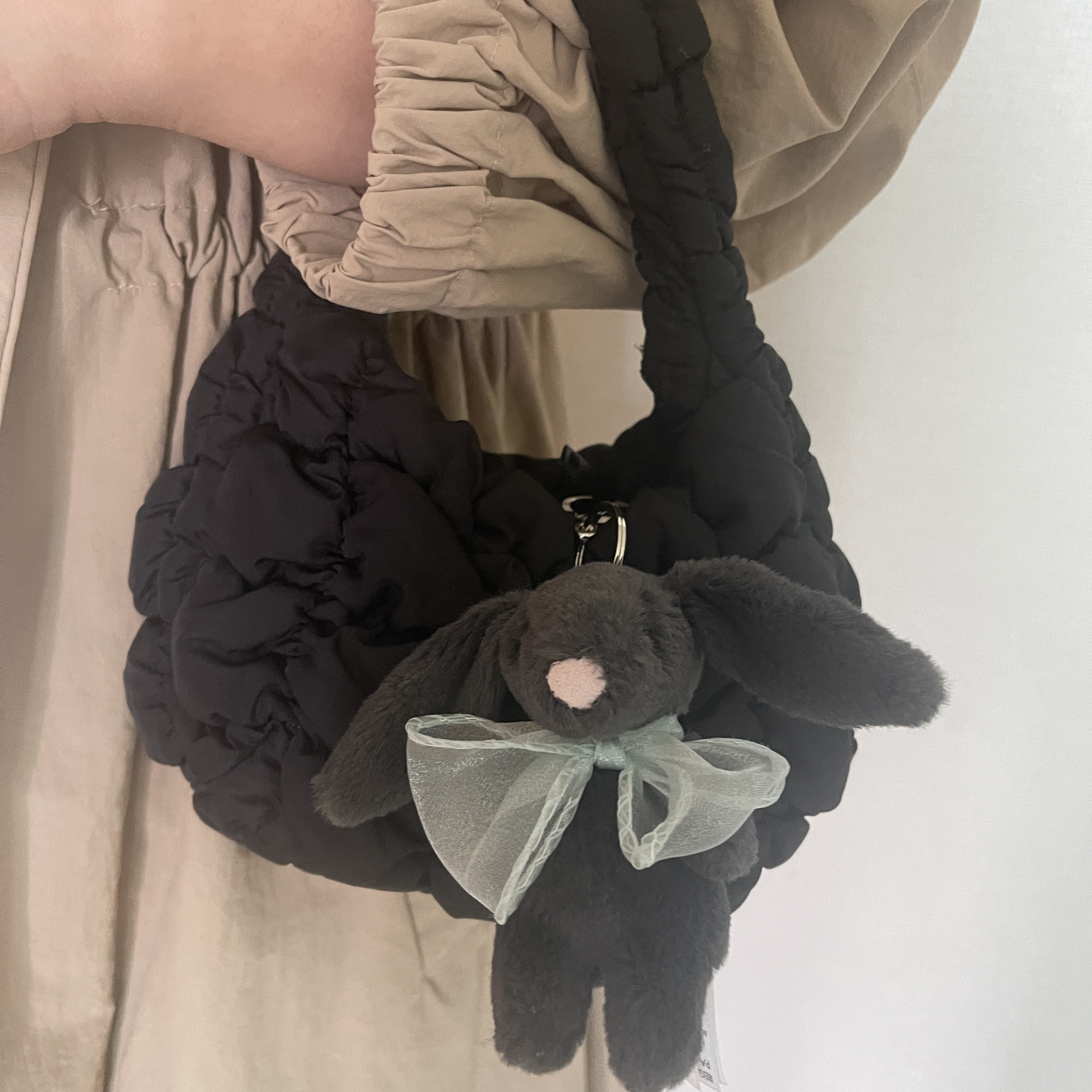 COS Quilted Micro Bag Black, Jellycat Bashful Bunny Bag Charm Ink 착용 스타일 - 1