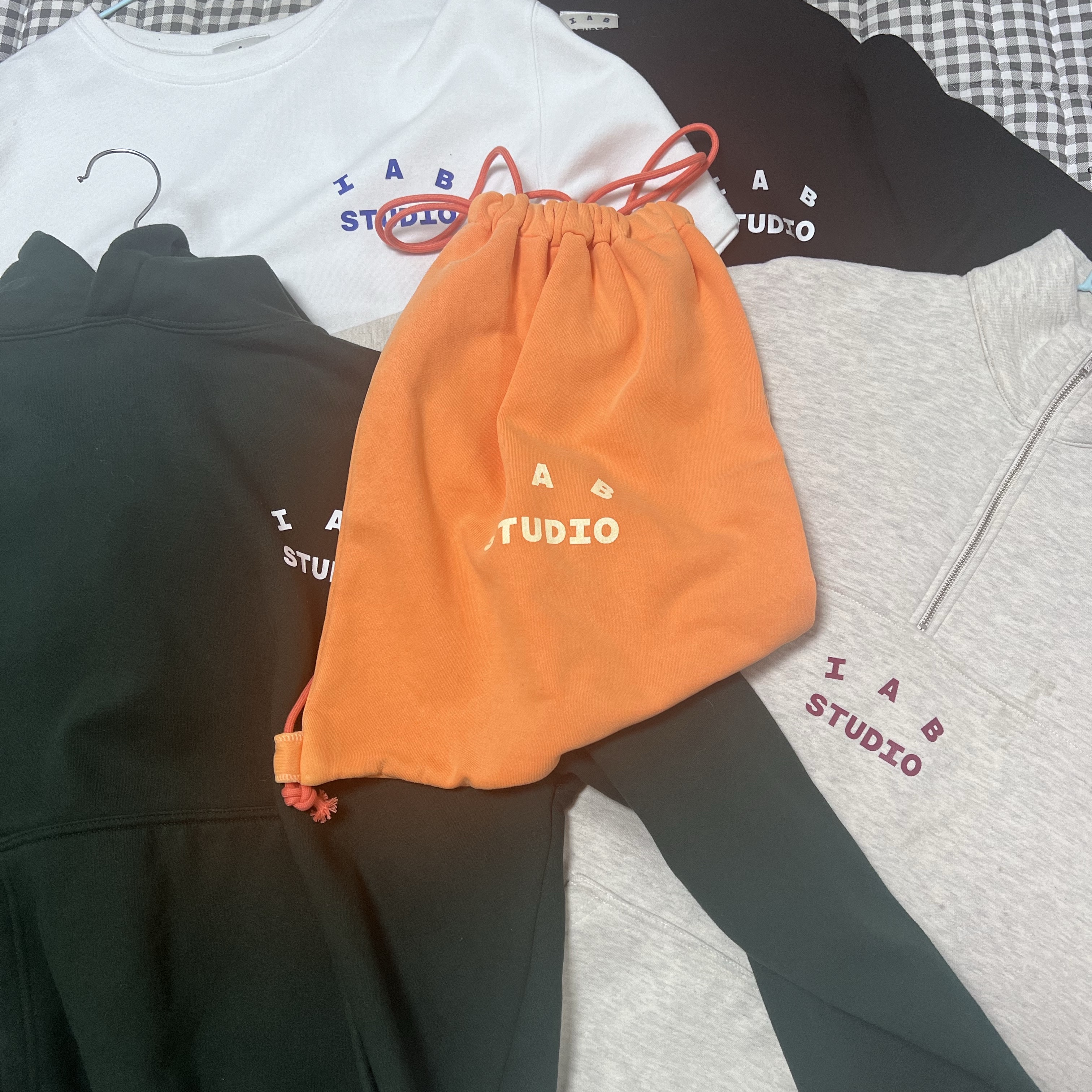 IAB Studio Hoodie Deep Green, IAB Studio Pigment Sack Salmon 착용 스타일