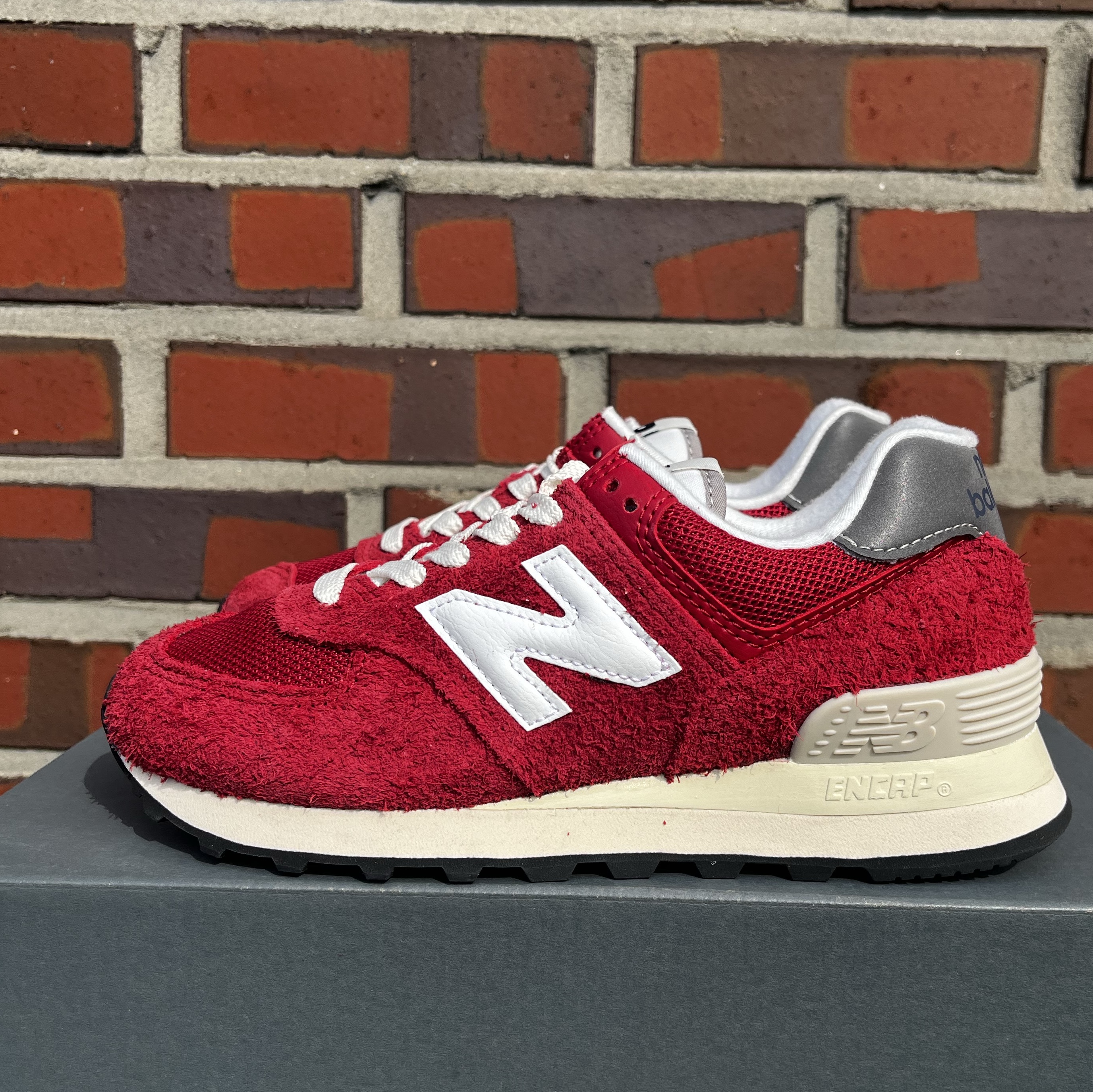 New Balance 574 Heritage Red 착용 스타일
