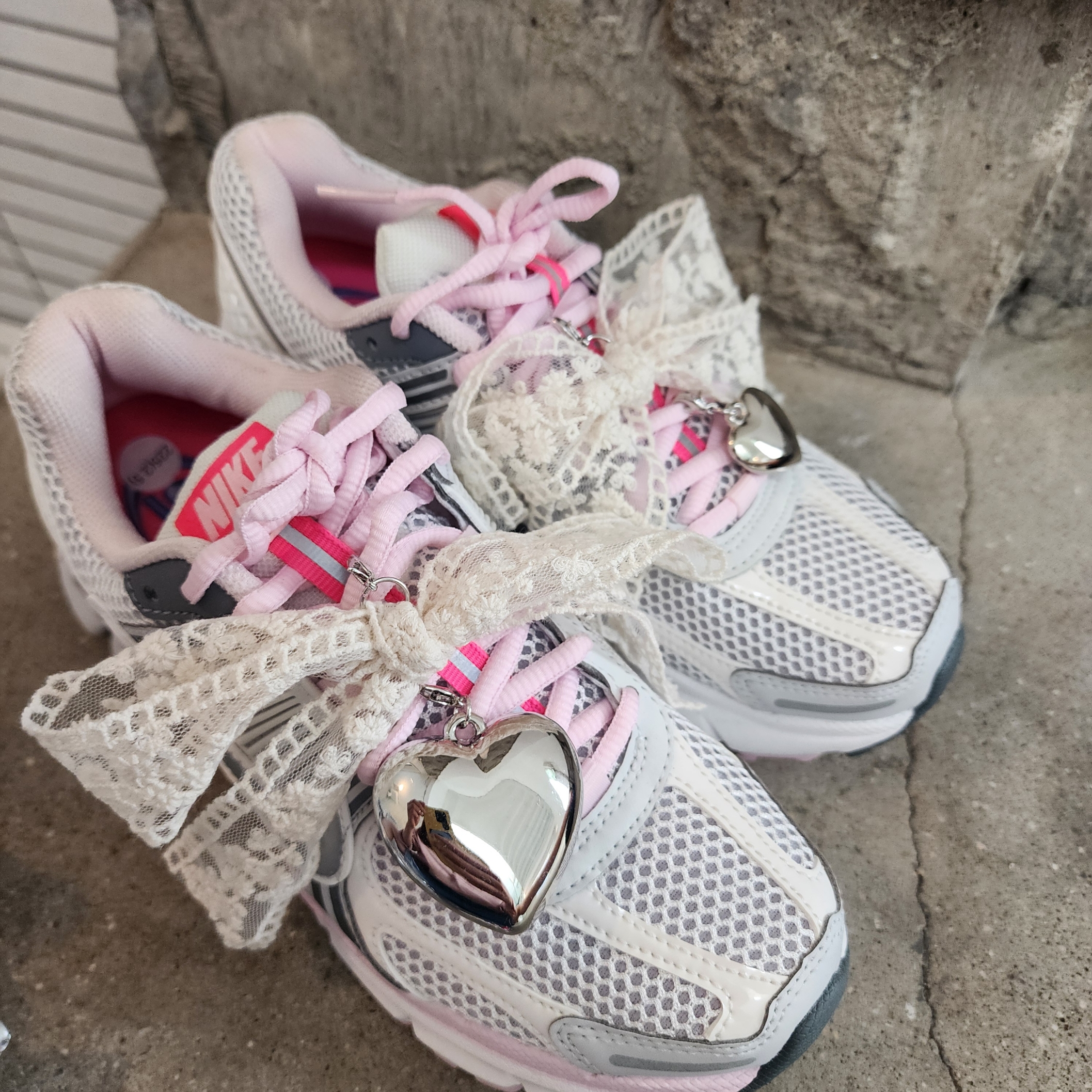 (W) Nike Zoom Vomero 5 Photon Dust Metallic Silver 착용 스타일 - 2