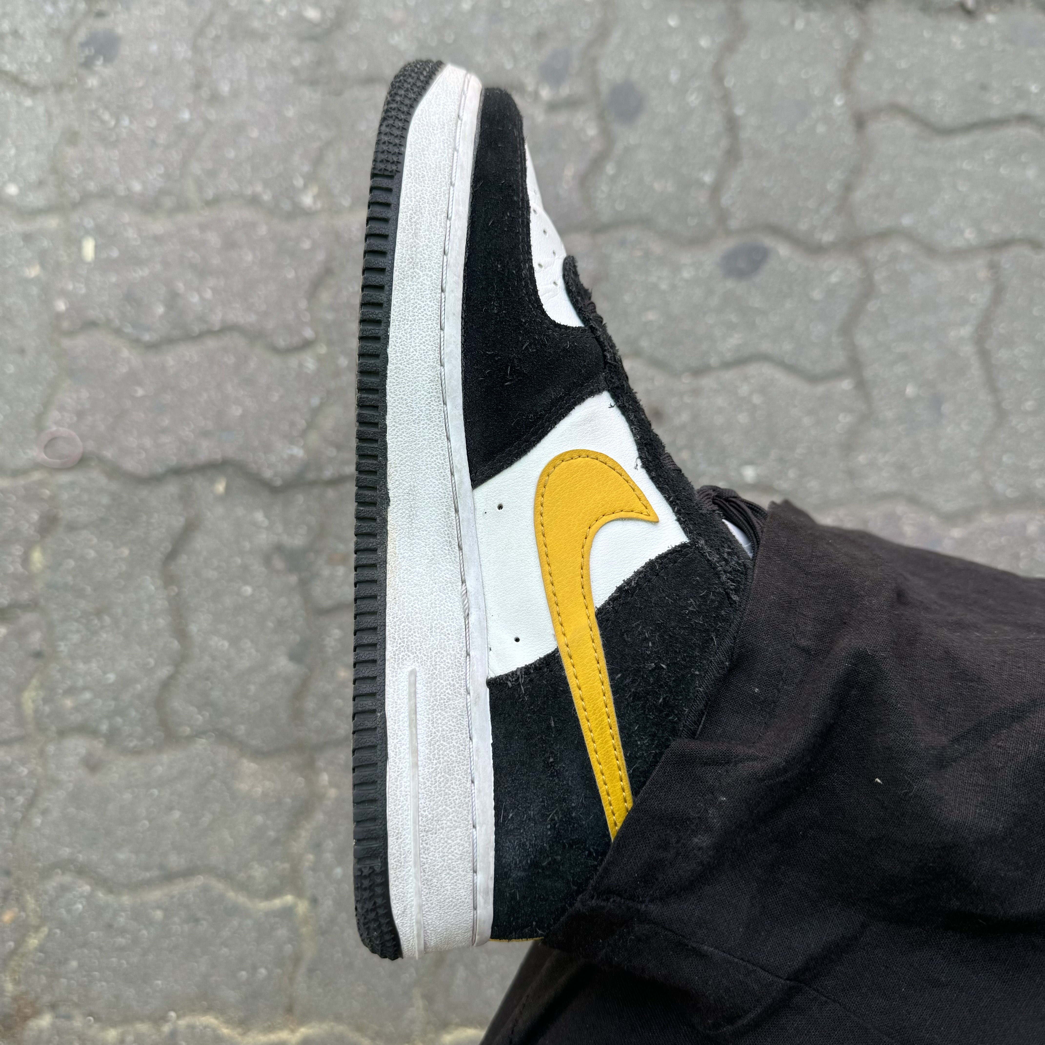 (GS) Nike Air Force 1 LV8 Athletic Club Black Dark Sulfur 착용 스타일 - 3