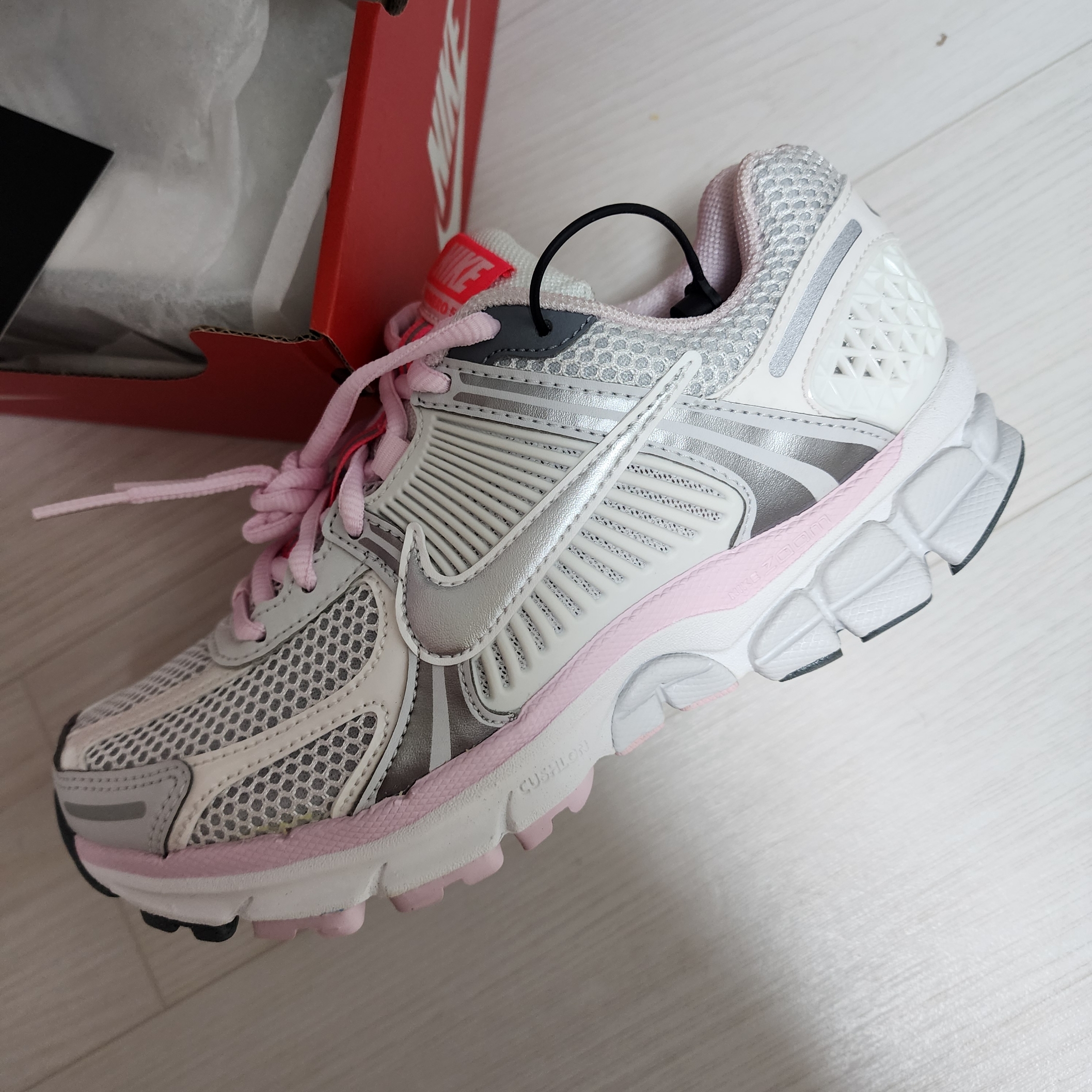(W) Nike Zoom Vomero 5 Photon Dust Metallic Silver 착용 스타일 - 3