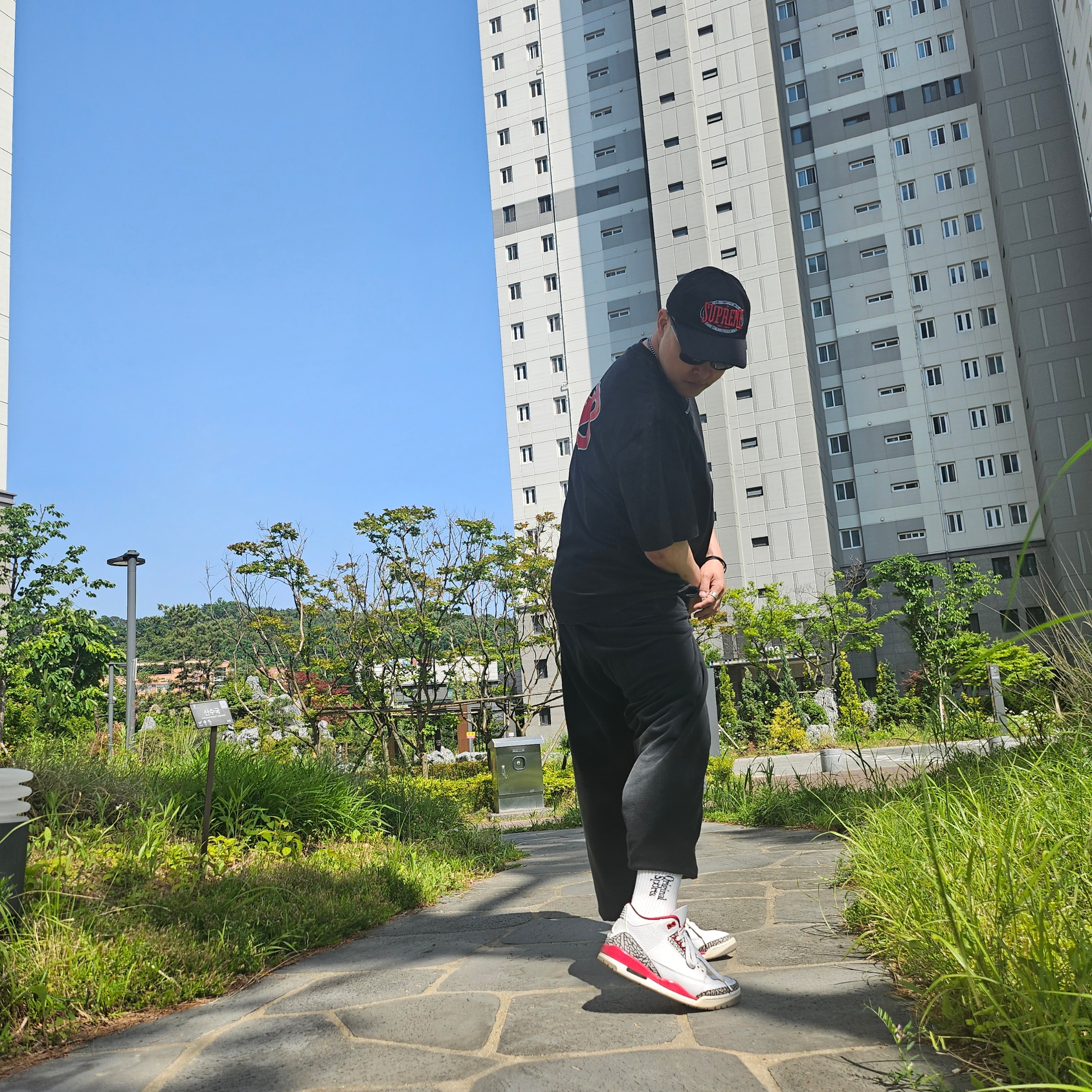 Supreme Warm Up 6-Panel Black - 23FW, Jordan 3 Retro Cardinal Red 착용 스타일 - 3