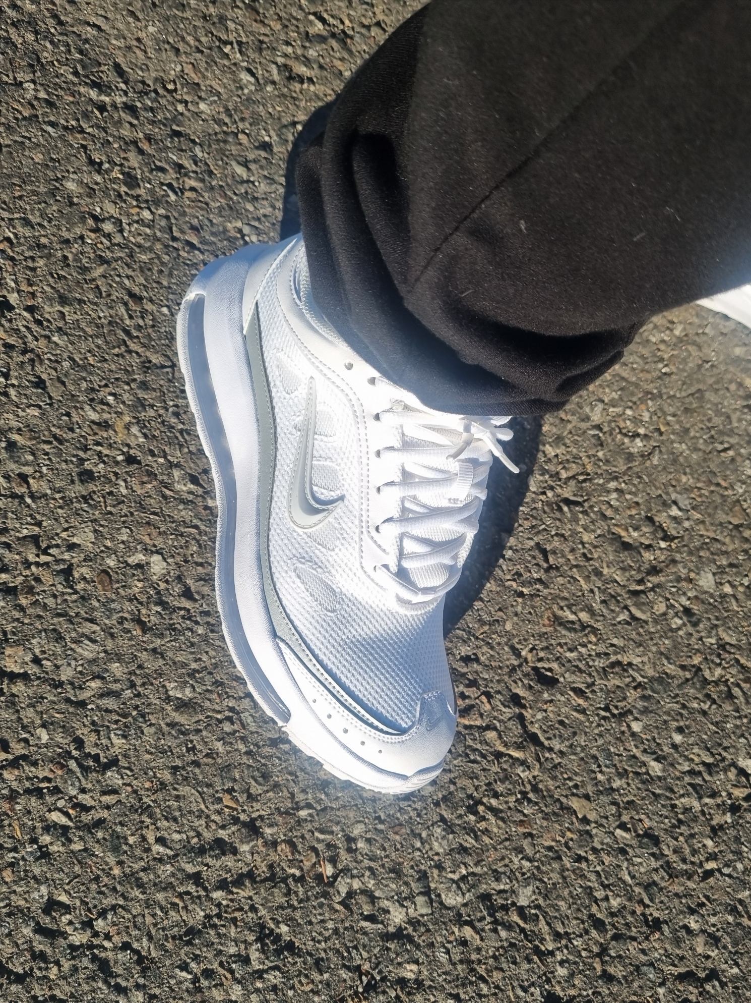 (W) Nike Air Max AP White Pure Platinum 착용 스타일 - 2