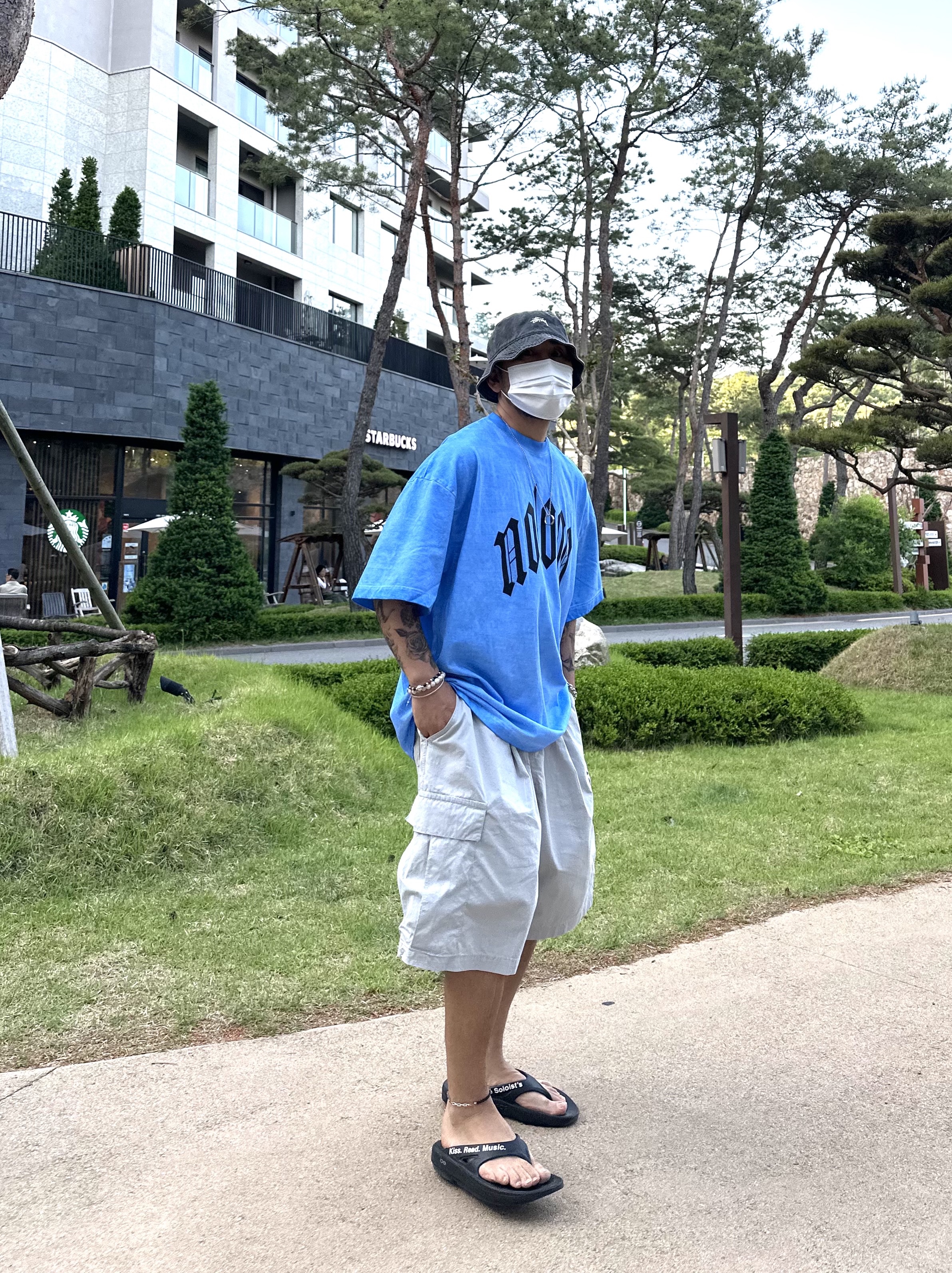 Stussy Washed Stock Bucket Hat Charcoal, Oofos x Takahiromiyashita The Soloist The Soloist's Way Of Life Flip-Flop Black White 착용 스타일 - 1