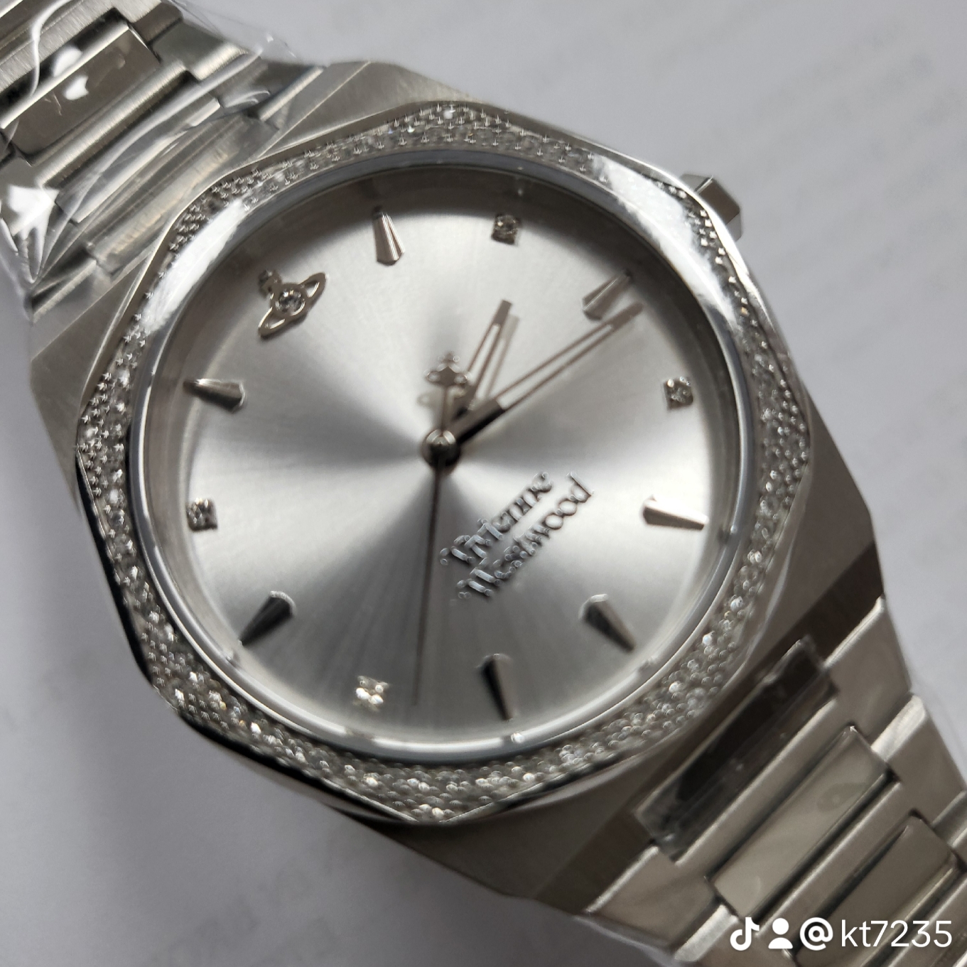 Vivienne Westwood Orb Pop VV006RSBL 착용 스타일